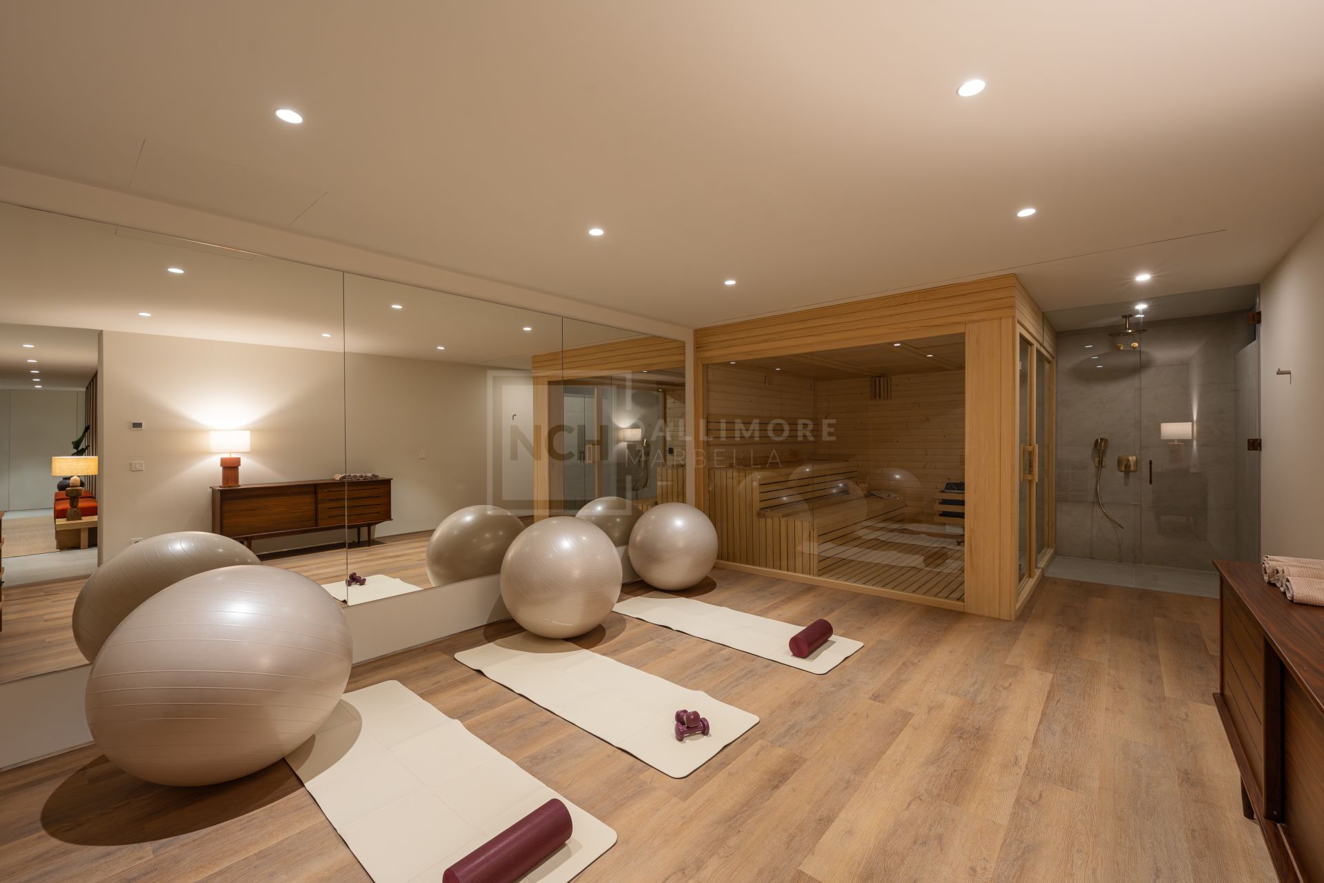 VILLA DE DISEÑO DE 4 DORMITORIOS CON PISCINA, SPA Y JARDÍN EN NUEVA ANDALUCÍA
