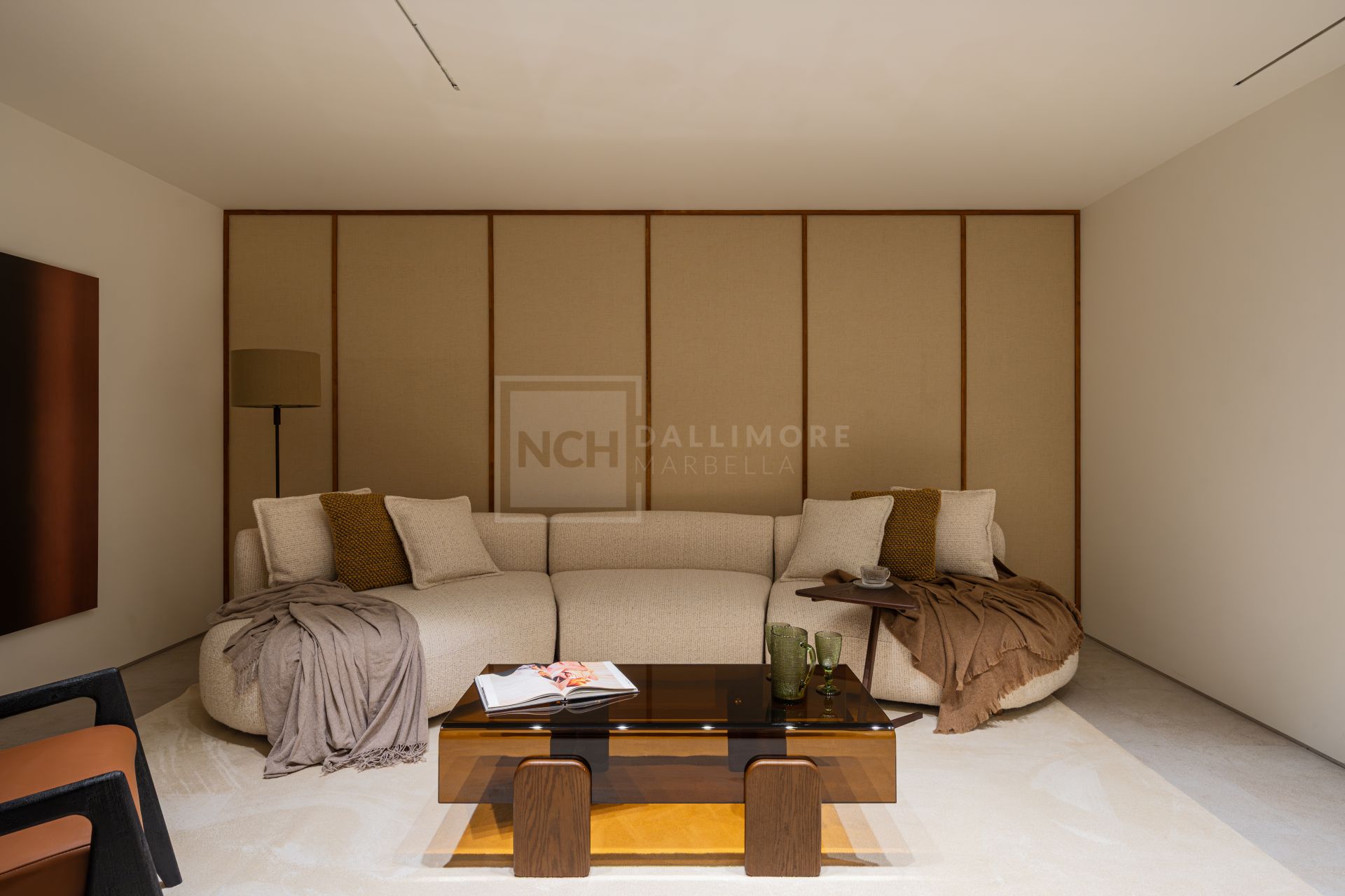 VILLA DE DISEÑO DE 4 DORMITORIOS CON PISCINA, SPA Y JARDÍN EN NUEVA ANDALUCÍA