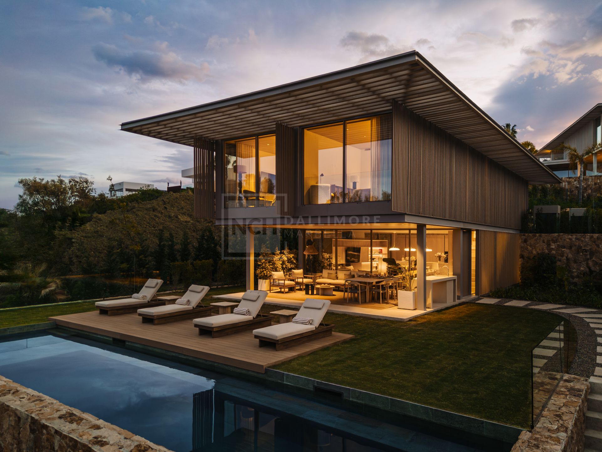 VILLA DE DISEÑO DE 4 DORMITORIOS CON PISCINA, SPA Y JARDÍN EN NUEVA ANDALUCÍA