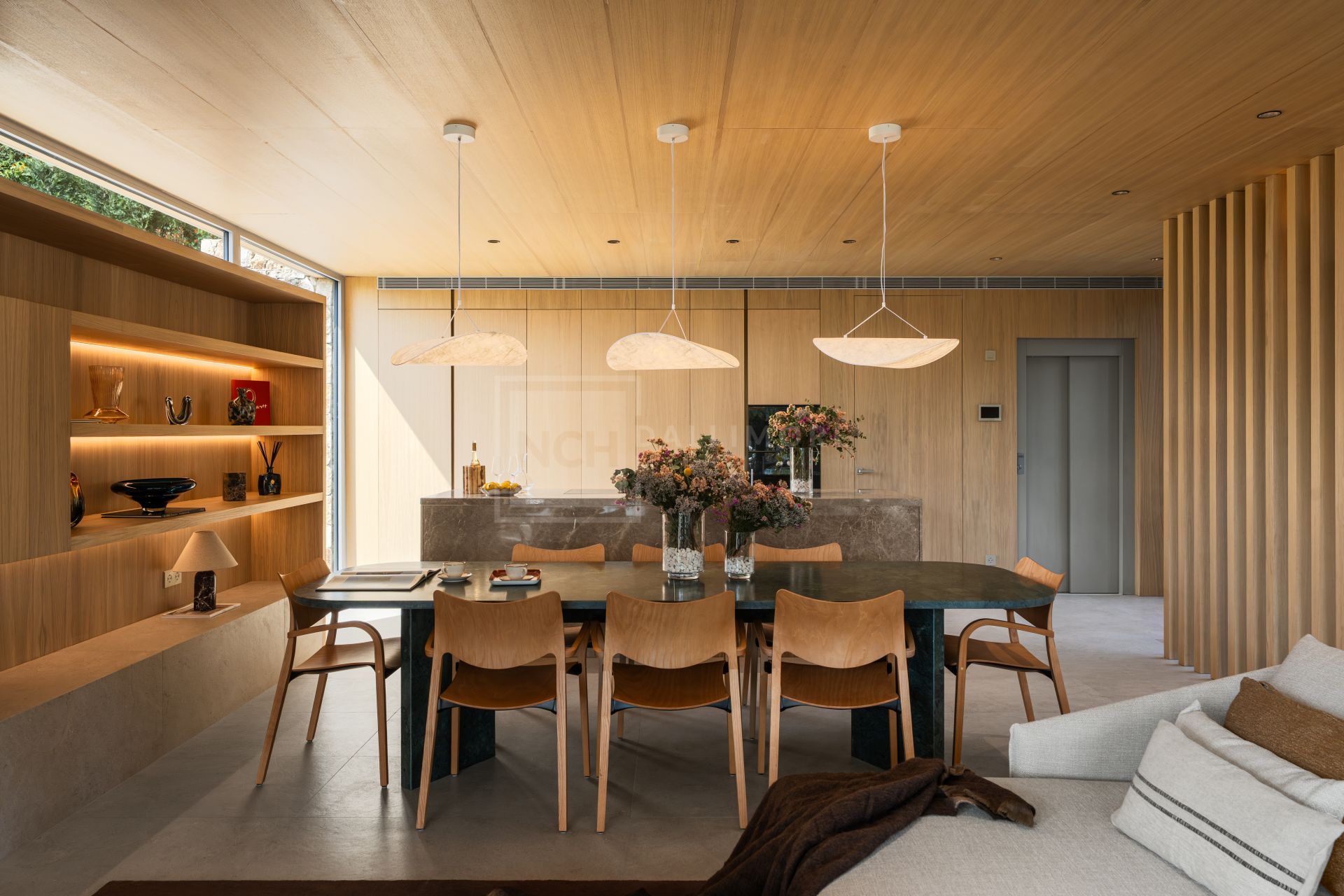 VILLA DE DISEÑO DE 4 DORMITORIOS CON PISCINA, SPA Y JARDÍN EN NUEVA ANDALUCÍA