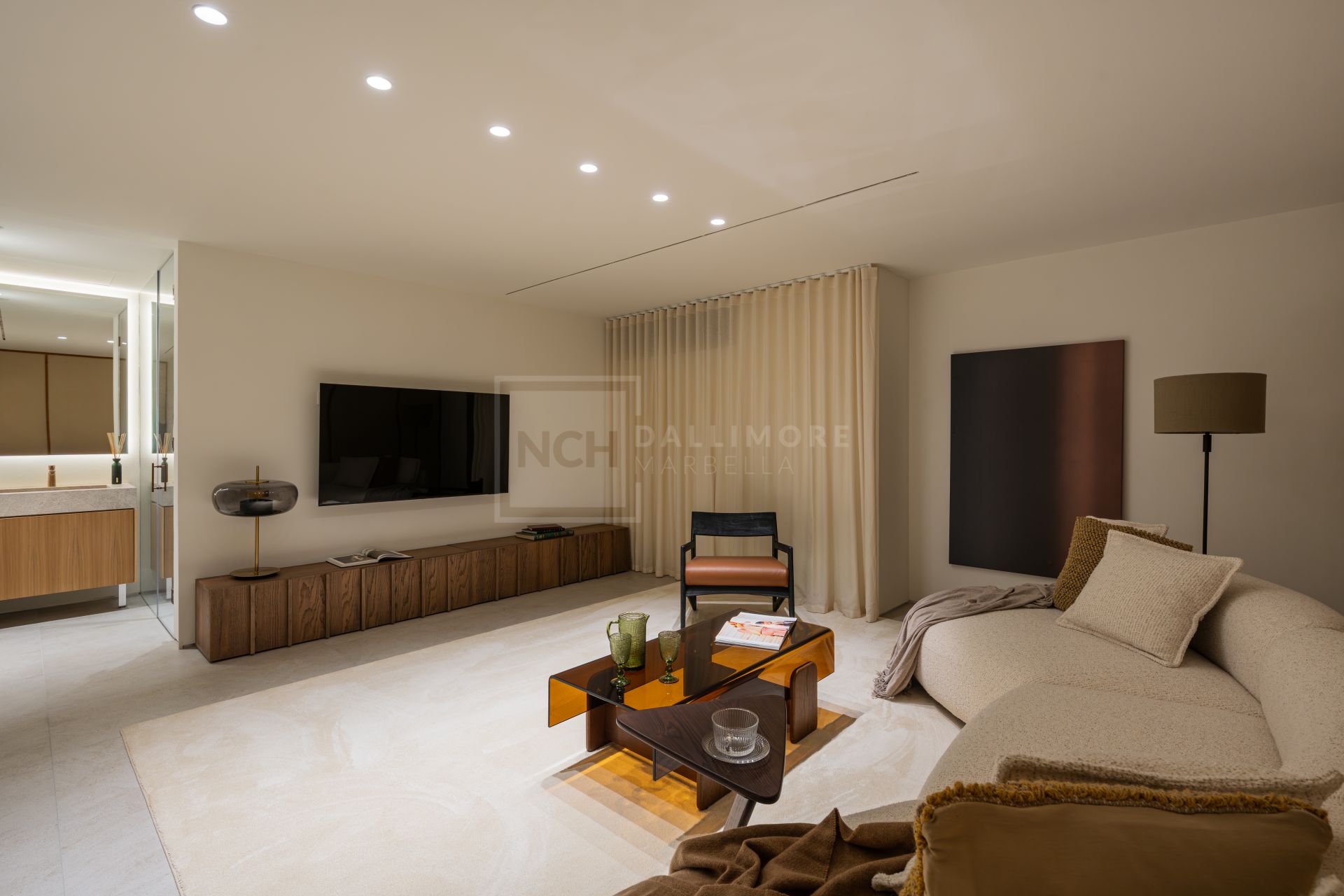 VILLA DE DISEÑO DE 4 DORMITORIOS CON PISCINA, SPA Y JARDÍN EN NUEVA ANDALUCÍA