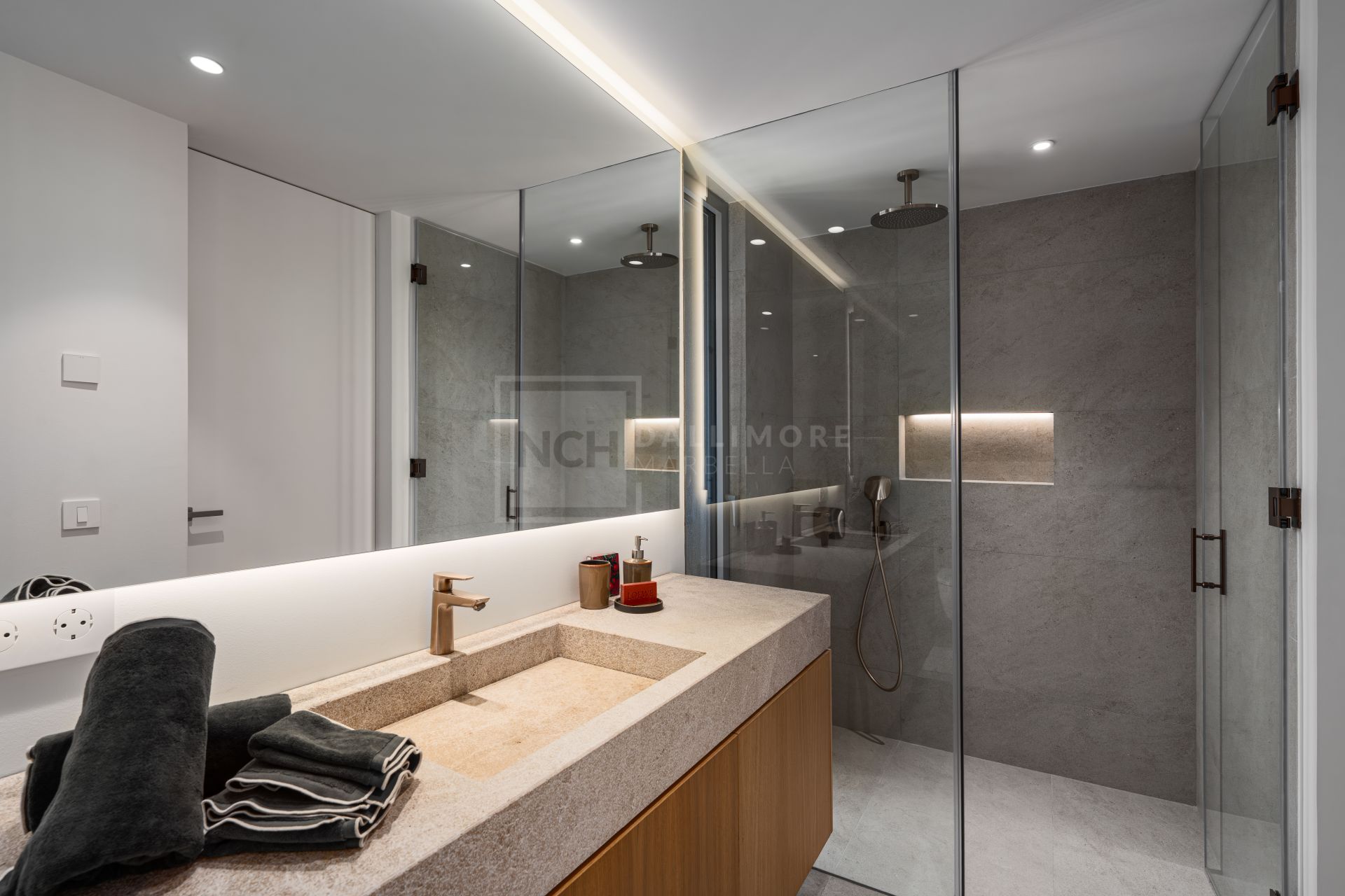 VILLA DE DISEÑO DE 4 DORMITORIOS CON PISCINA, SPA Y JARDÍN EN NUEVA ANDALUCÍA