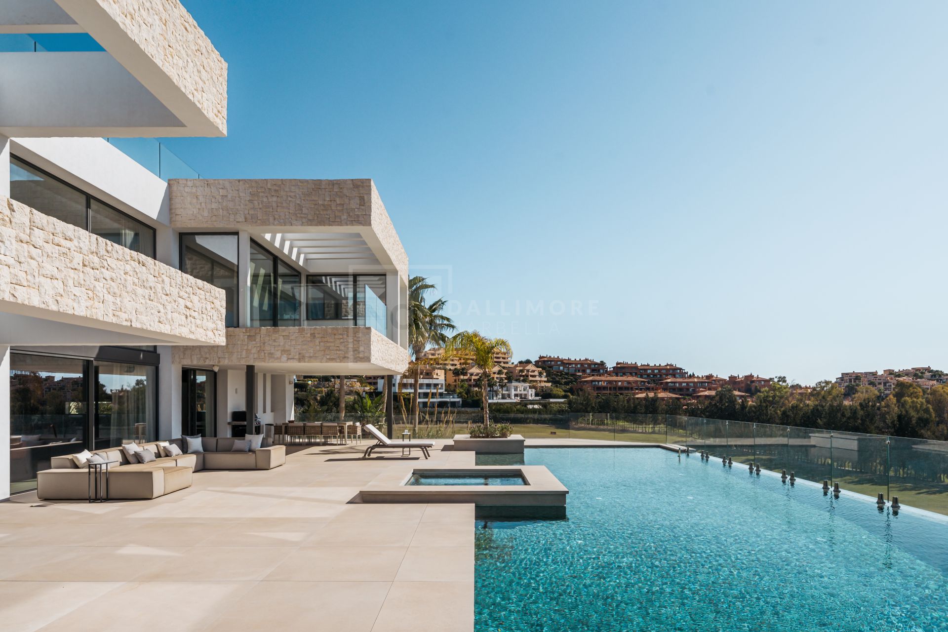 SLEEK 4-BEDROOM VILLA WITH INDOOR POOL, CINEMA, AND PANORAMIC VIEWS IN BENAHAVÍS