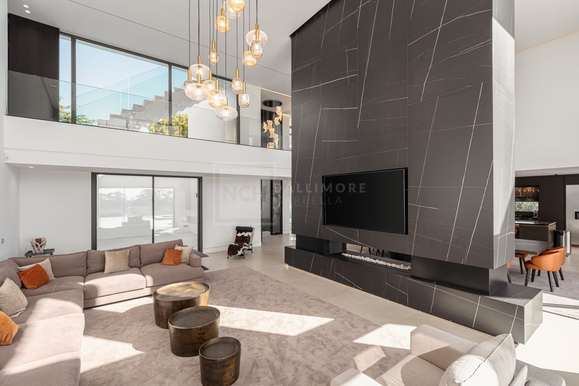 SLEEK 4-BEDROOM VILLA WITH INDOOR POOL, CINEMA, AND PANORAMIC VIEWS IN BENAHAVÍS