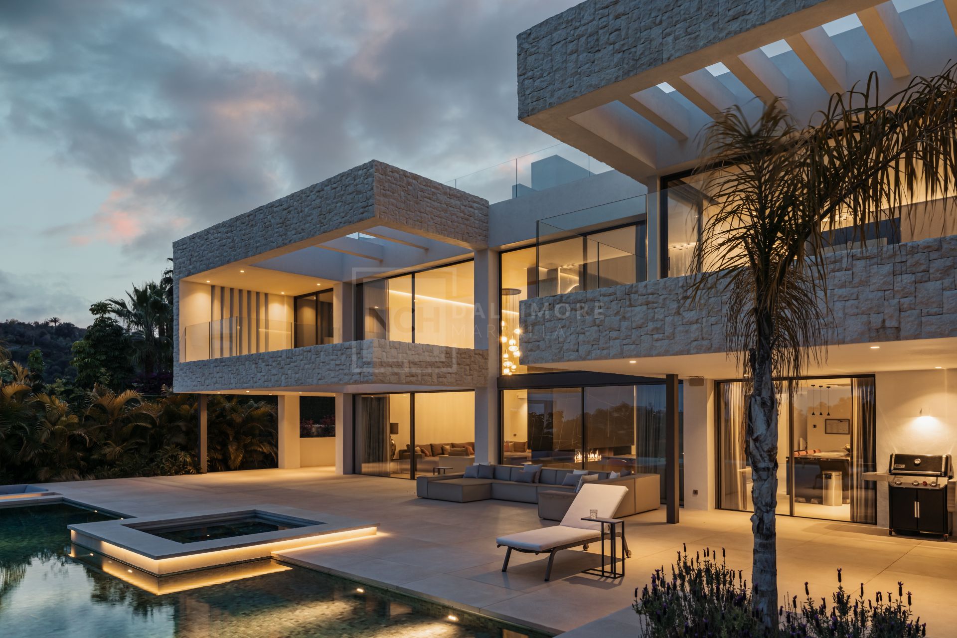 SLEEK 4-BEDROOM VILLA WITH INDOOR POOL, CINEMA, AND PANORAMIC VIEWS IN BENAHAVÍS