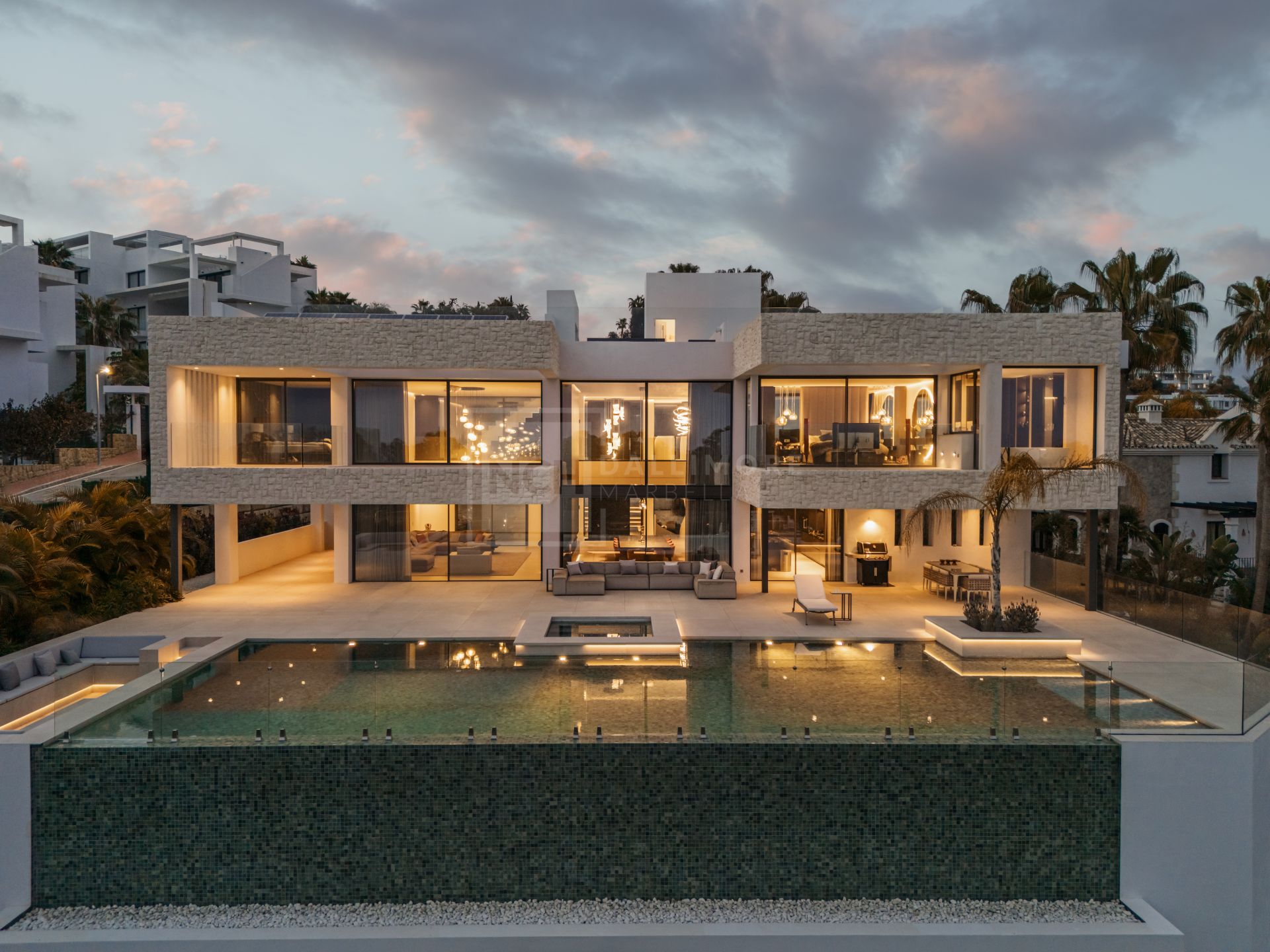 SLEEK 4-BEDROOM VILLA WITH INDOOR POOL, CINEMA, AND PANORAMIC VIEWS IN BENAHAVÍS
