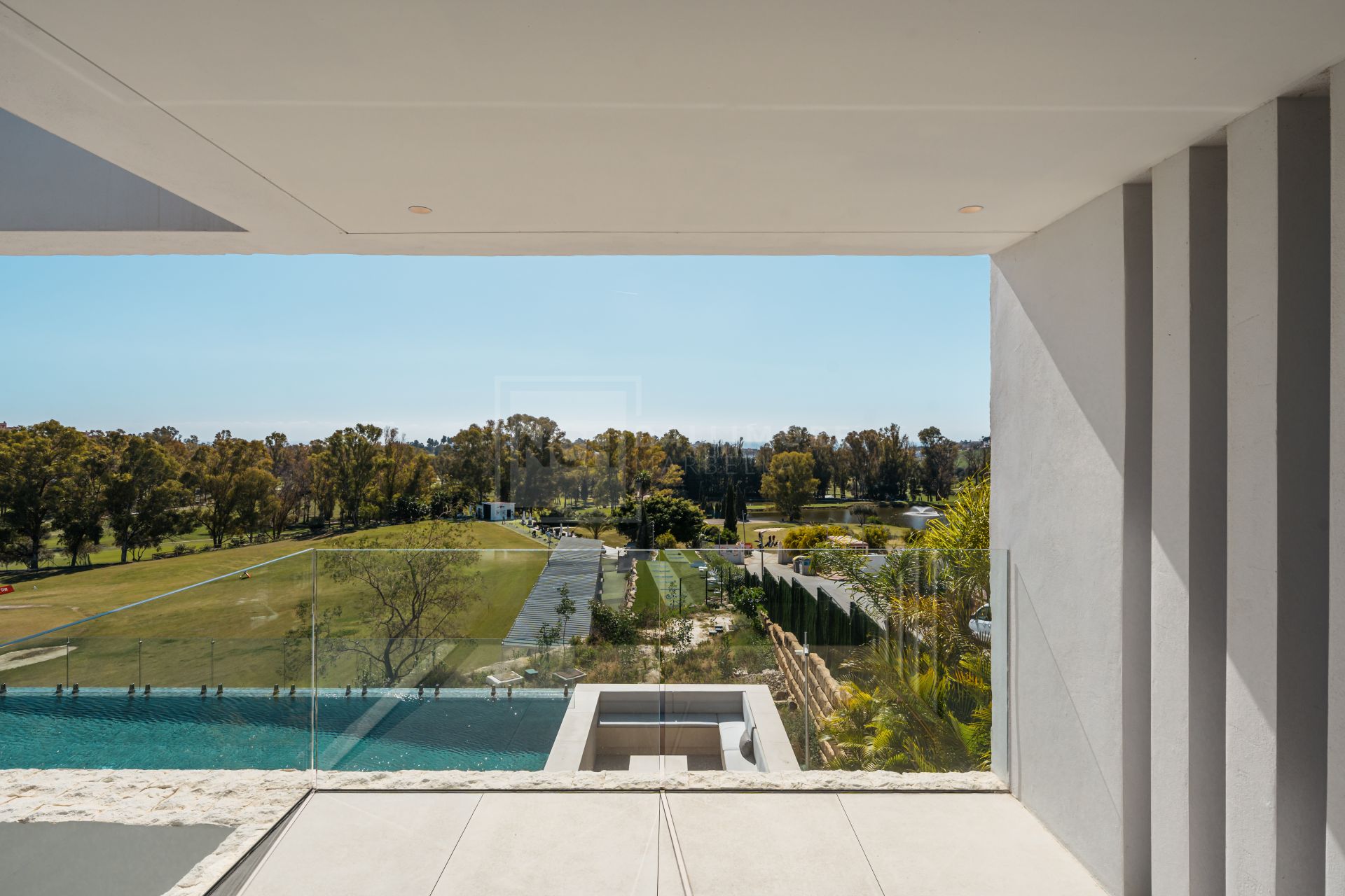 SLEEK 4-BEDROOM VILLA WITH INDOOR POOL, CINEMA, AND PANORAMIC VIEWS IN BENAHAVÍS