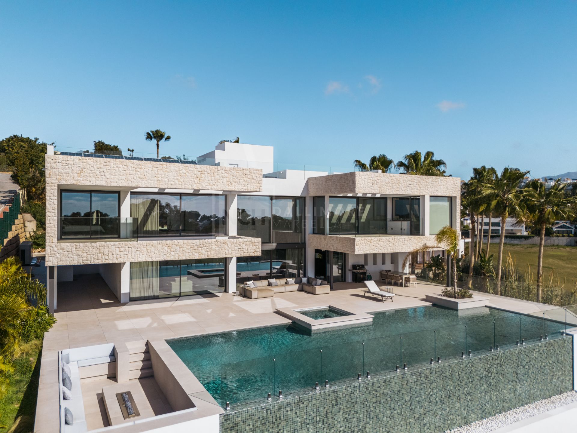 SLEEK 4-BEDROOM VILLA WITH INDOOR POOL, CINEMA, AND PANORAMIC VIEWS IN BENAHAVÍS