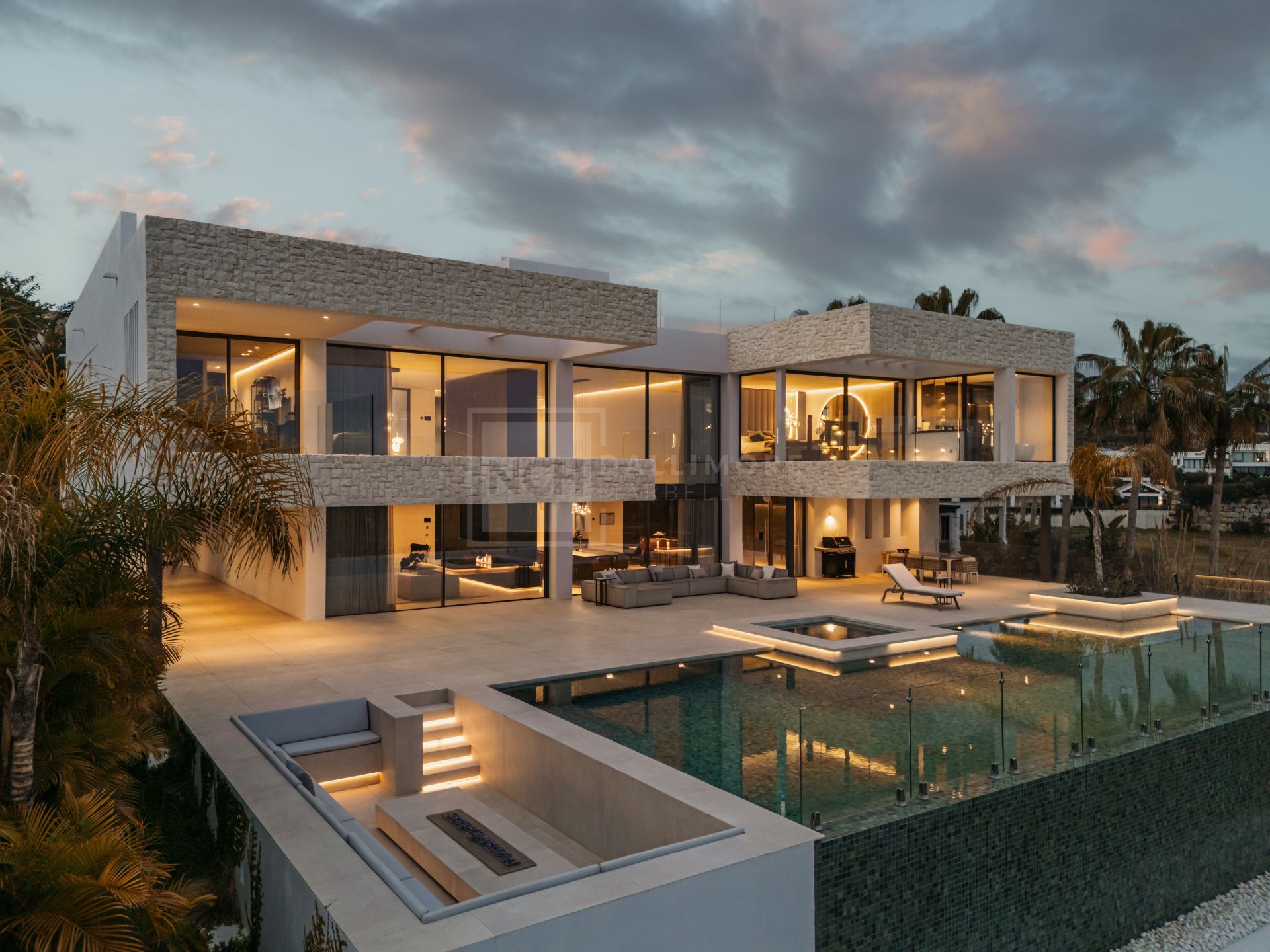 SLEEK 4-BEDROOM VILLA WITH INDOOR POOL, CINEMA, AND PANORAMIC VIEWS IN BENAHAVÍS