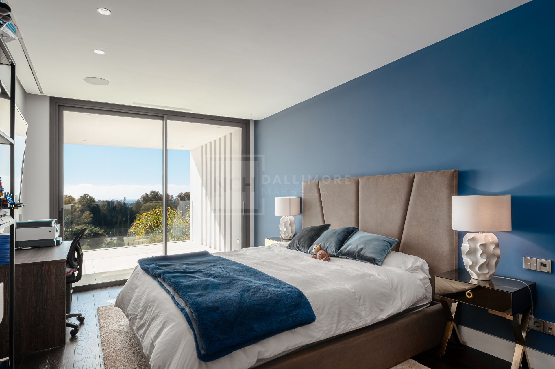 SLEEK 4-BEDROOM VILLA WITH INDOOR POOL, CINEMA, AND PANORAMIC VIEWS IN BENAHAVÍS