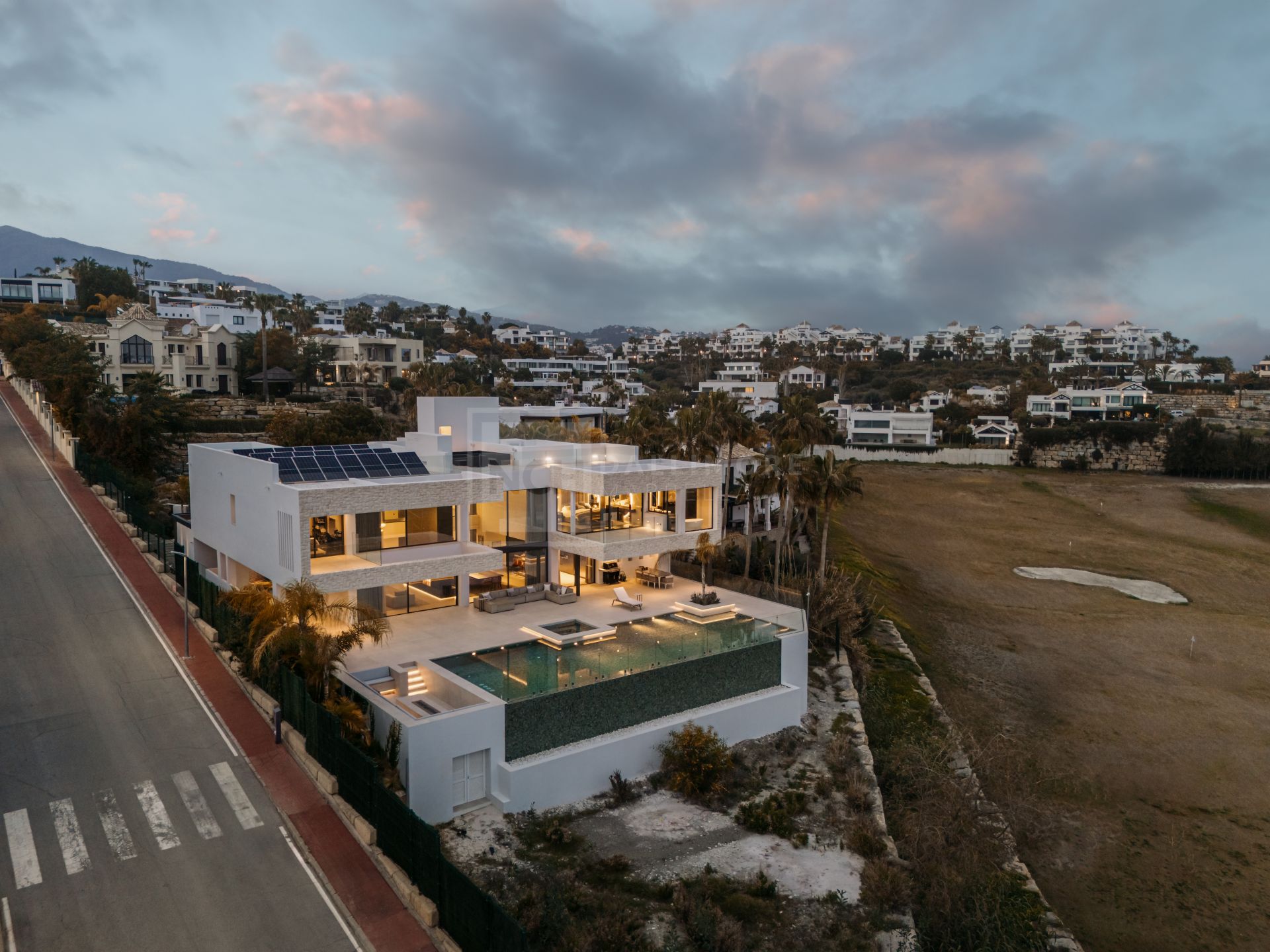 SLEEK 4-BEDROOM VILLA WITH INDOOR POOL, CINEMA, AND PANORAMIC VIEWS IN BENAHAVÍS