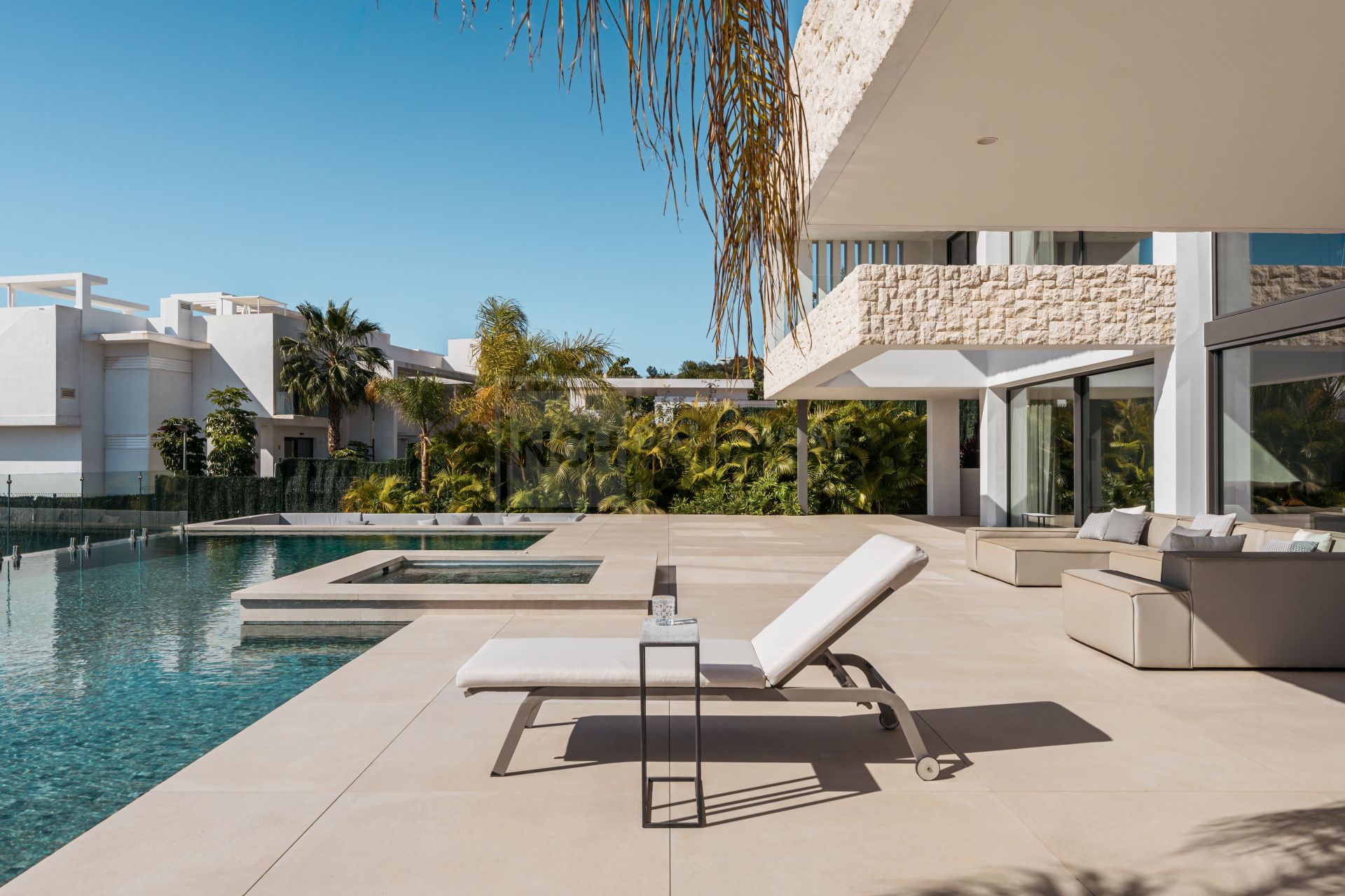 SLEEK 4-BEDROOM VILLA WITH INDOOR POOL, CINEMA, AND PANORAMIC VIEWS IN BENAHAVÍS