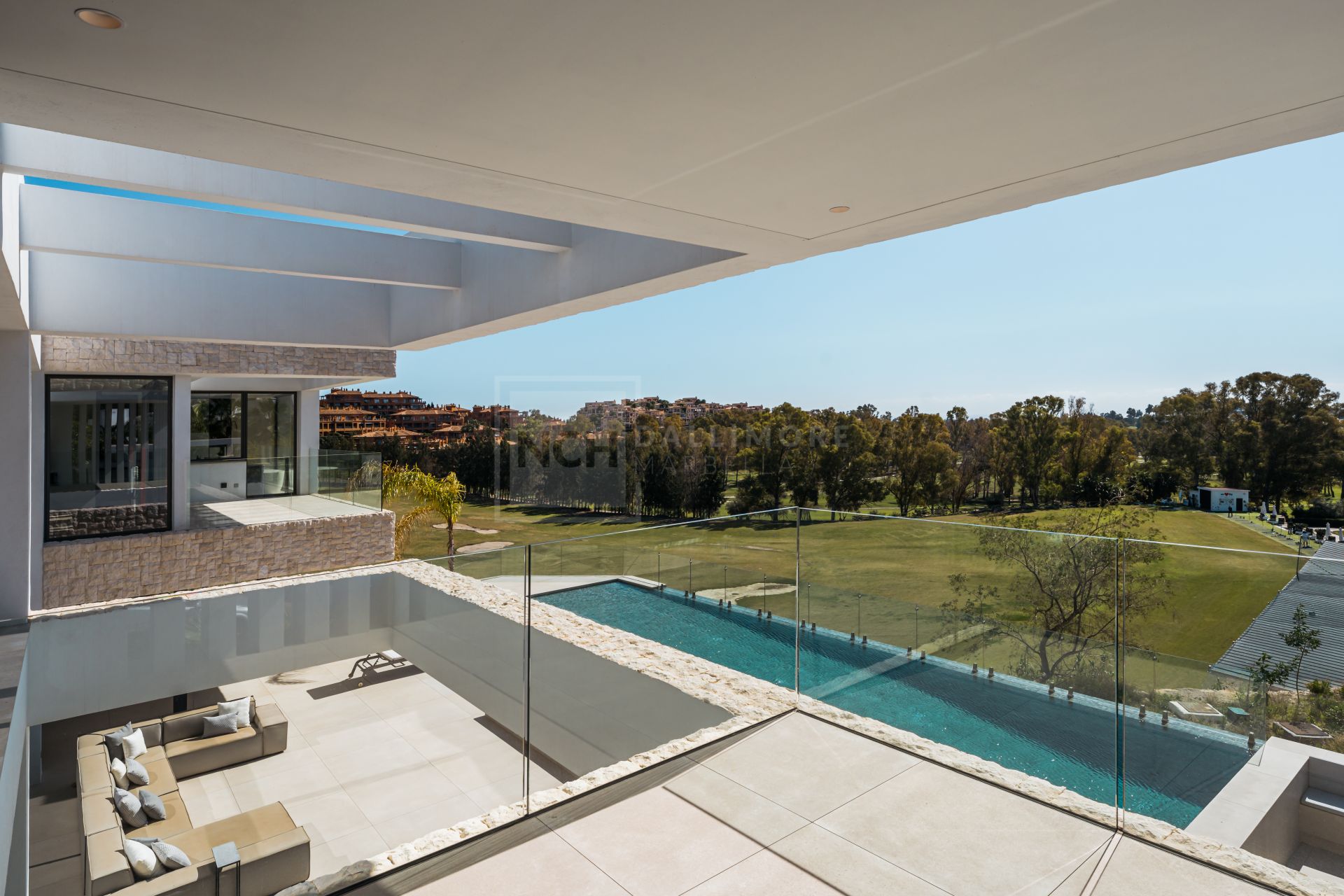 SLEEK 4-BEDROOM VILLA WITH INDOOR POOL, CINEMA, AND PANORAMIC VIEWS IN BENAHAVÍS