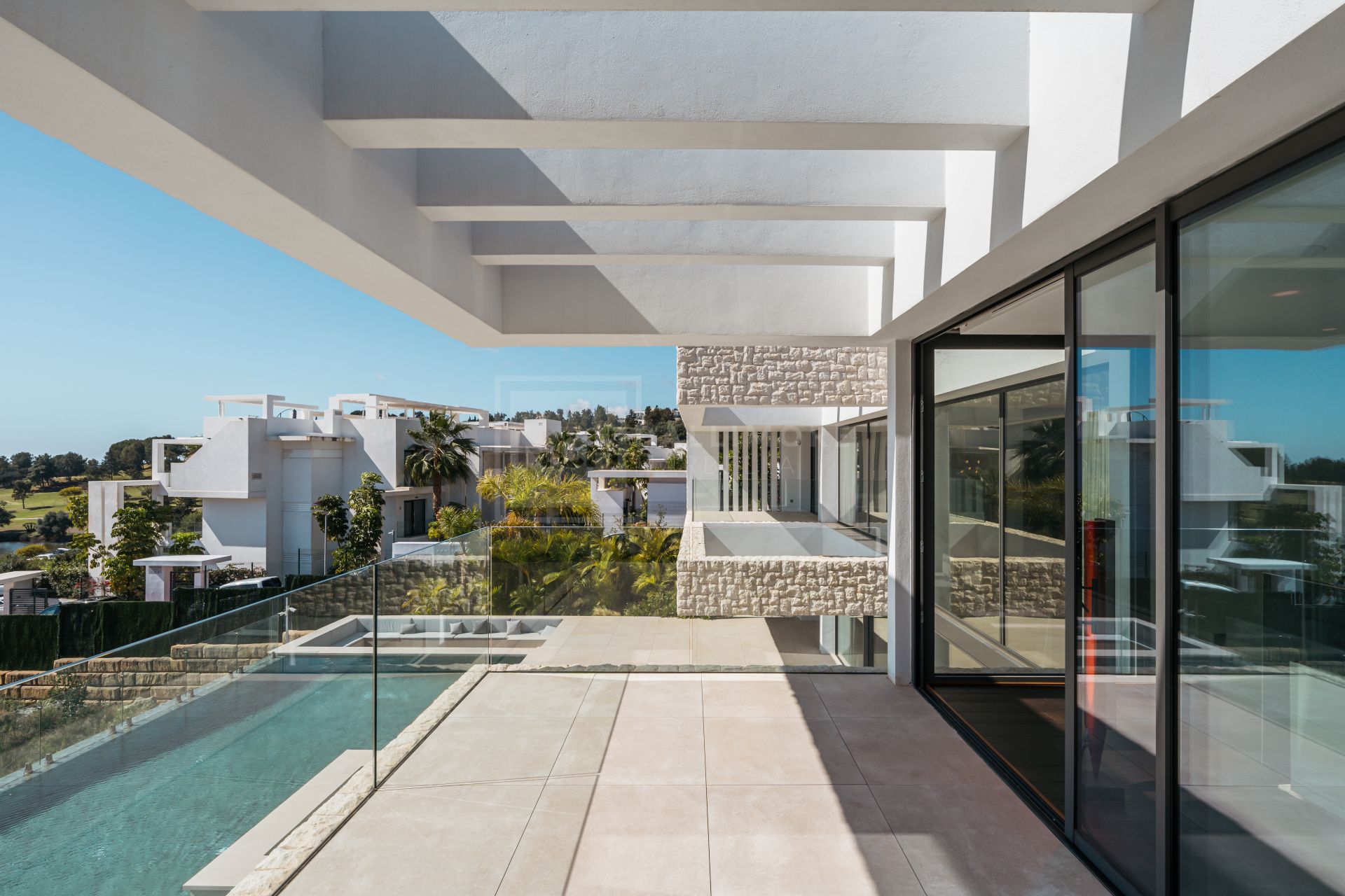 SLEEK 4-BEDROOM VILLA WITH INDOOR POOL, CINEMA, AND PANORAMIC VIEWS IN BENAHAVÍS