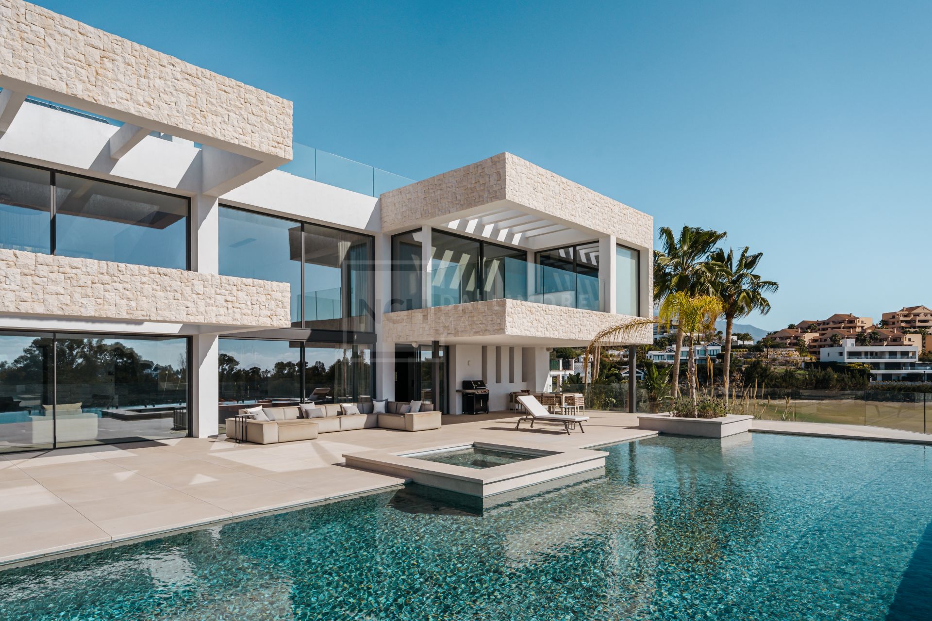 SLEEK 4-BEDROOM VILLA WITH INDOOR POOL, CINEMA, AND PANORAMIC VIEWS IN BENAHAVÍS