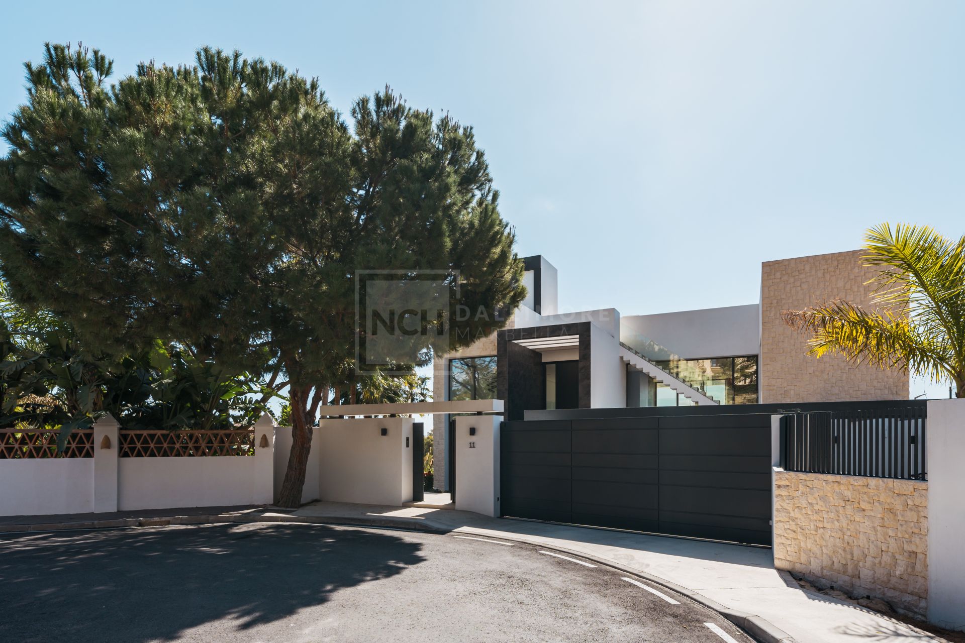 SLEEK 4-BEDROOM VILLA WITH INDOOR POOL, CINEMA, AND PANORAMIC VIEWS IN BENAHAVÍS