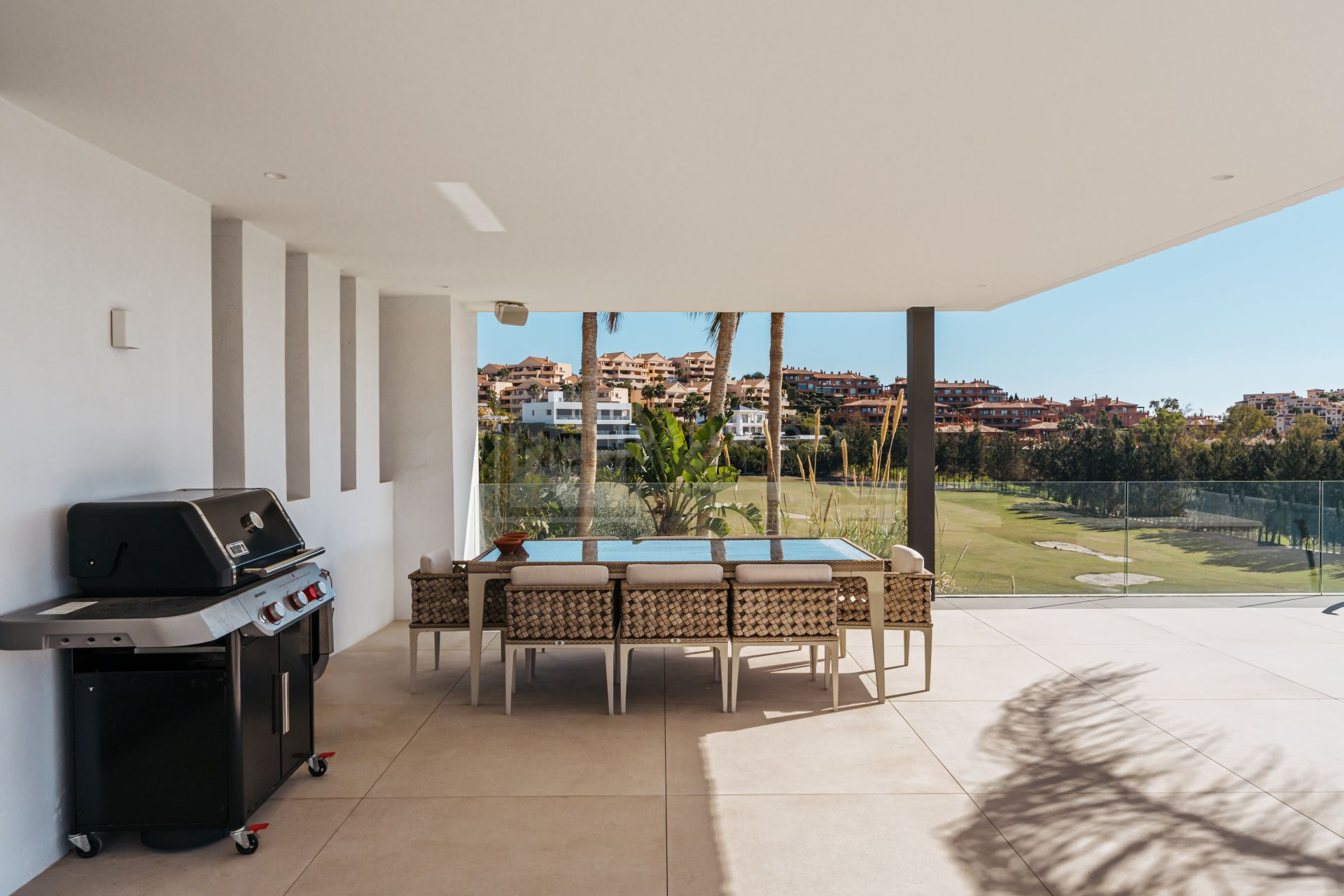 SLEEK 4-BEDROOM VILLA WITH INDOOR POOL, CINEMA, AND PANORAMIC VIEWS IN BENAHAVÍS