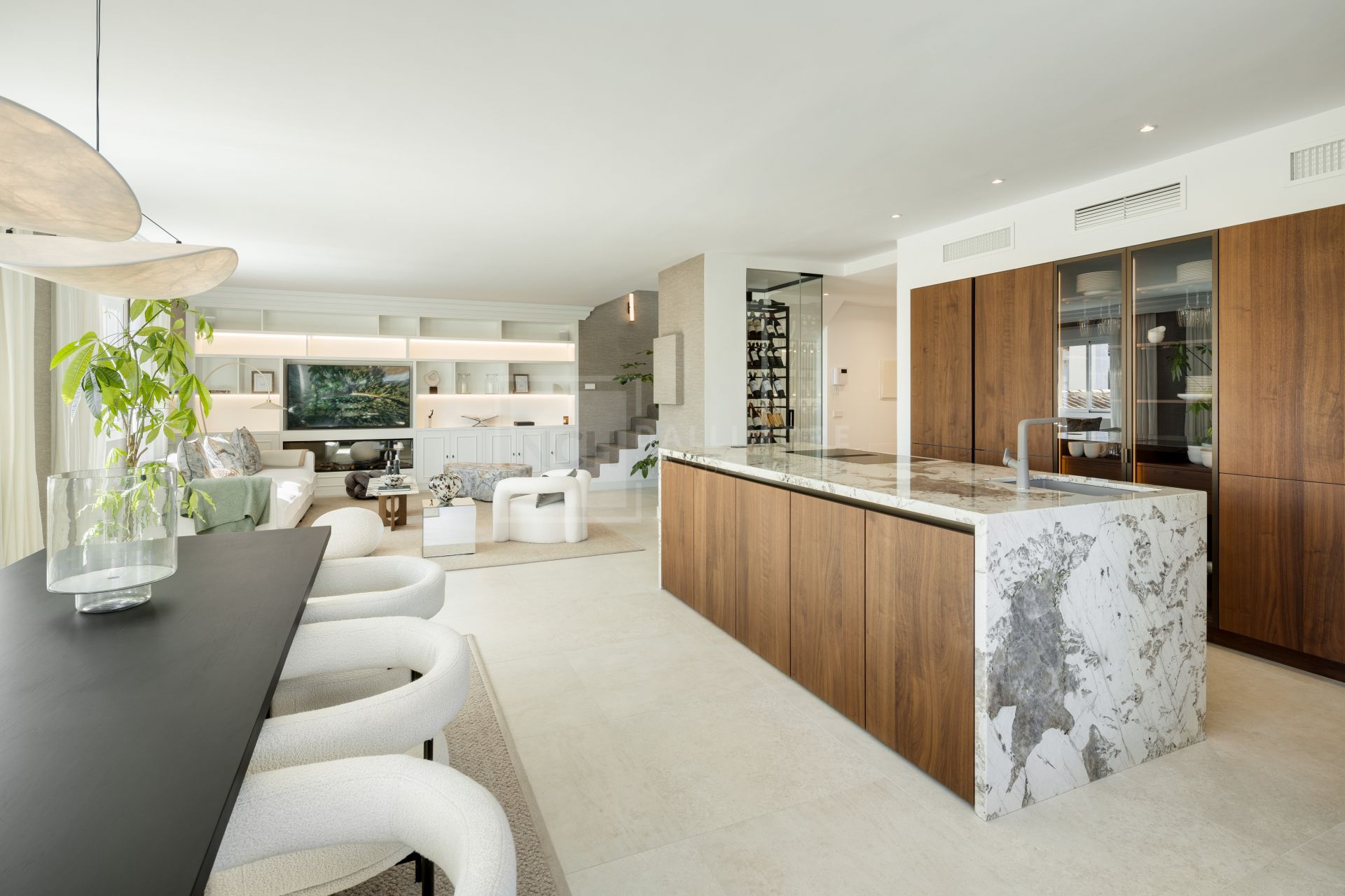 MODERN 5-BEDROOM PENTHOUSE WITH SEA AND MOUNTAIN VIEWS IN MARBELLA