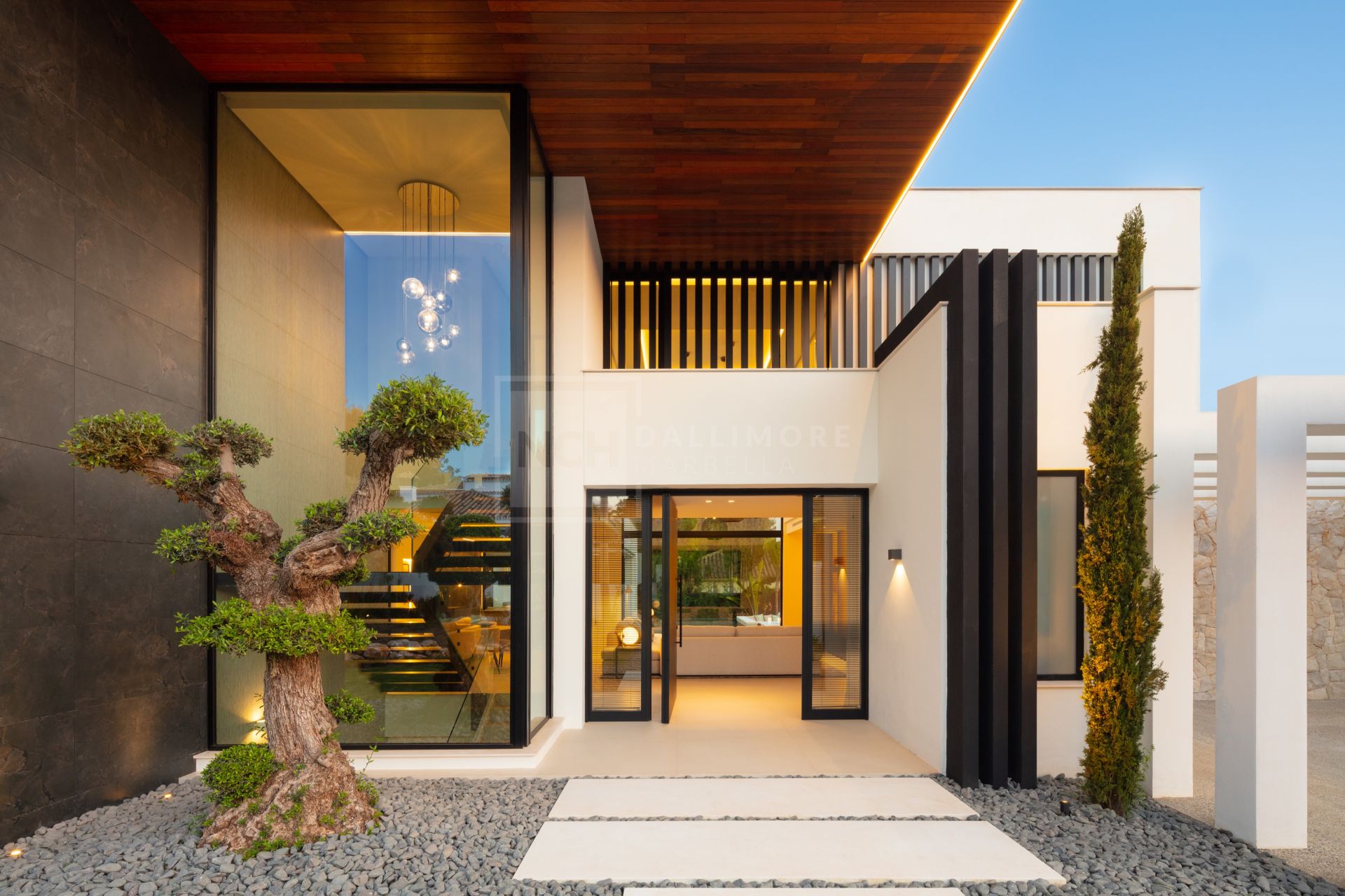 ELEGANTE VILLA DE 5 DORMITORIOS CON PISCINA PRIVADA, GIMNASIO Y SAUNA EN NUEVA ANDALUCÍA