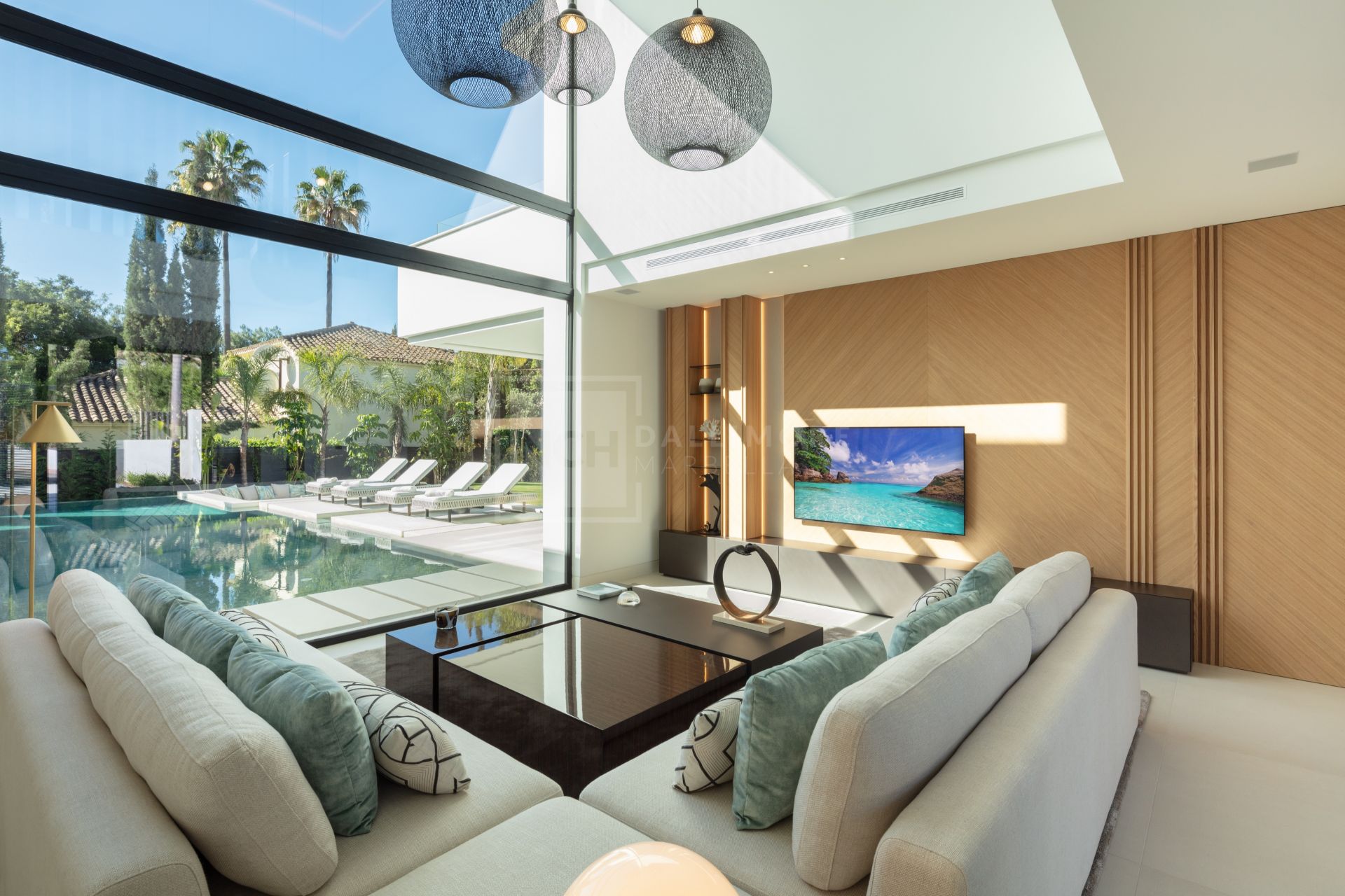 ELEGANTE VILLA DE 5 DORMITORIOS CON PISCINA PRIVADA, GIMNASIO Y SAUNA EN NUEVA ANDALUCÍA