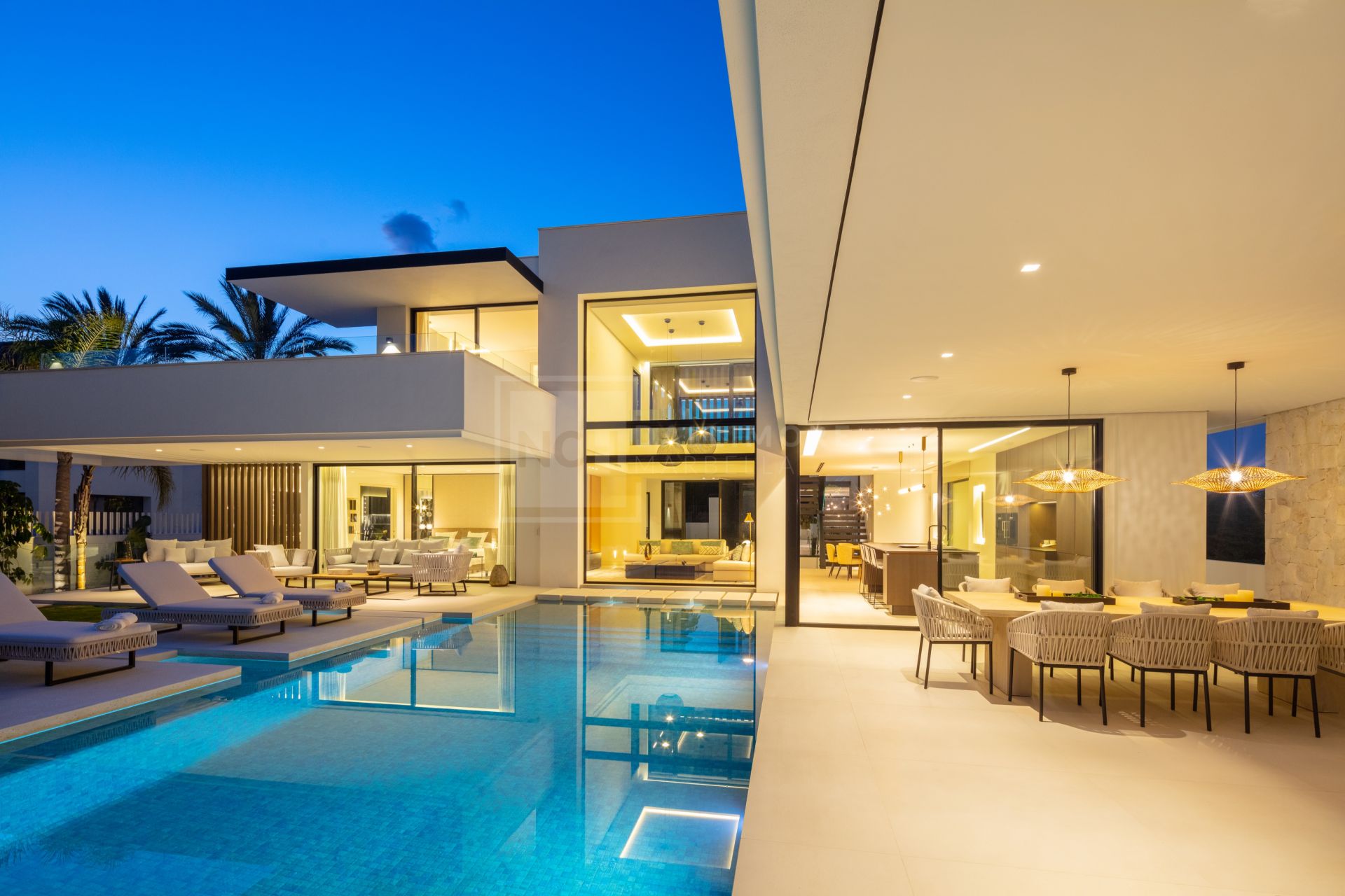 ELEGANTE VILLA DE 5 DORMITORIOS CON PISCINA PRIVADA, GIMNASIO Y SAUNA EN NUEVA ANDALUCÍA