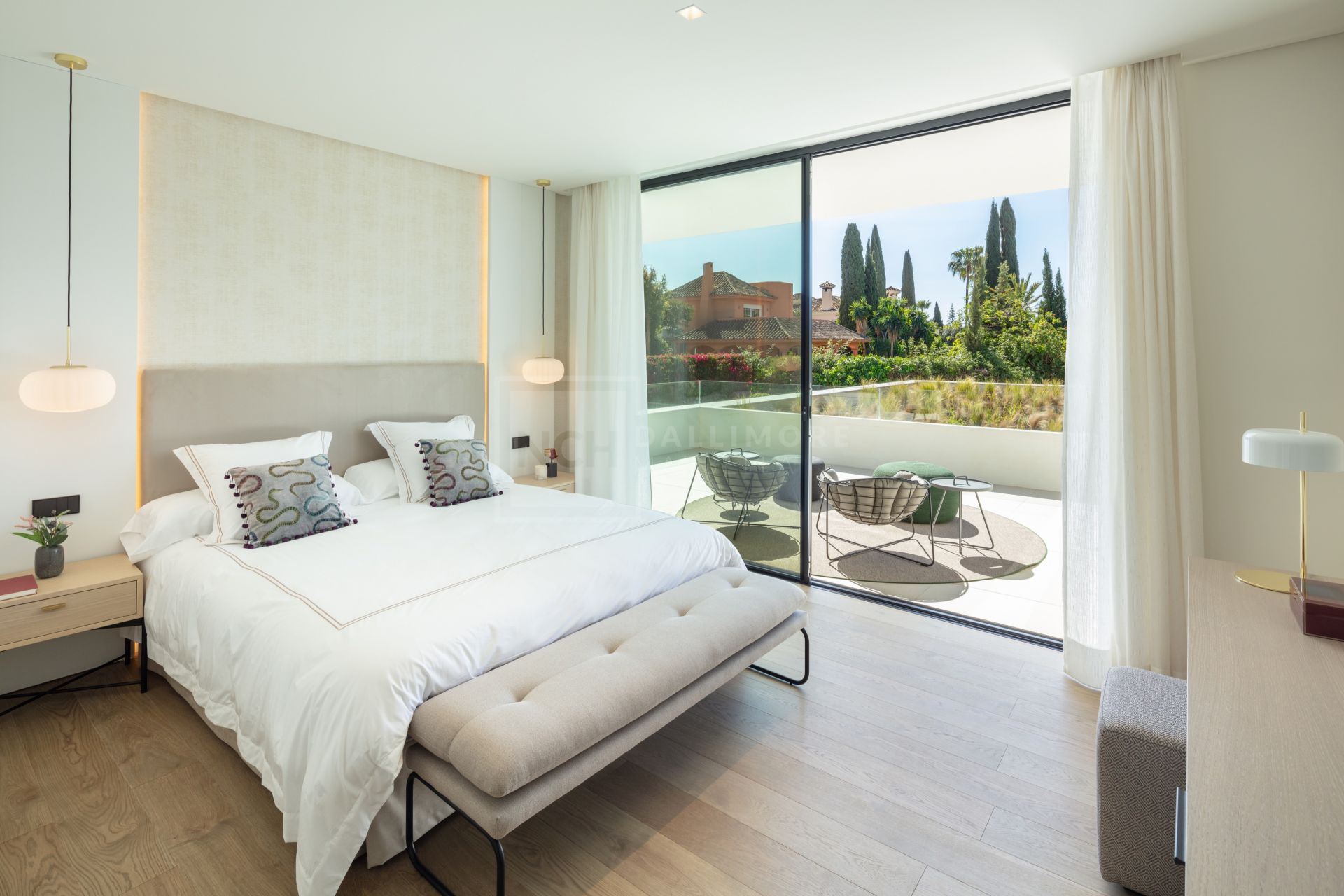 ELEGANTE VILLA DE 5 DORMITORIOS CON PISCINA PRIVADA, GIMNASIO Y SAUNA EN NUEVA ANDALUCÍA