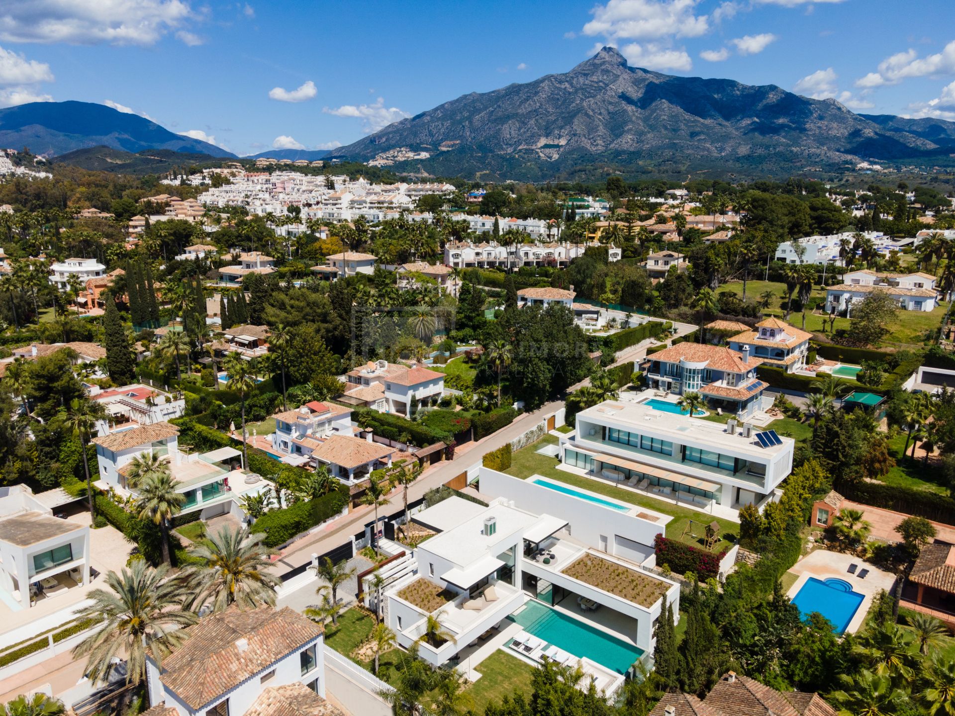 ELEGANTE VILLA DE 5 DORMITORIOS CON PISCINA PRIVADA, GIMNASIO Y SAUNA EN NUEVA ANDALUCÍA