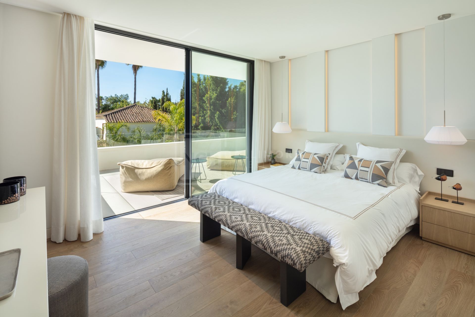 ELEGANTE VILLA DE 5 DORMITORIOS CON PISCINA PRIVADA, GIMNASIO Y SAUNA EN NUEVA ANDALUCÍA