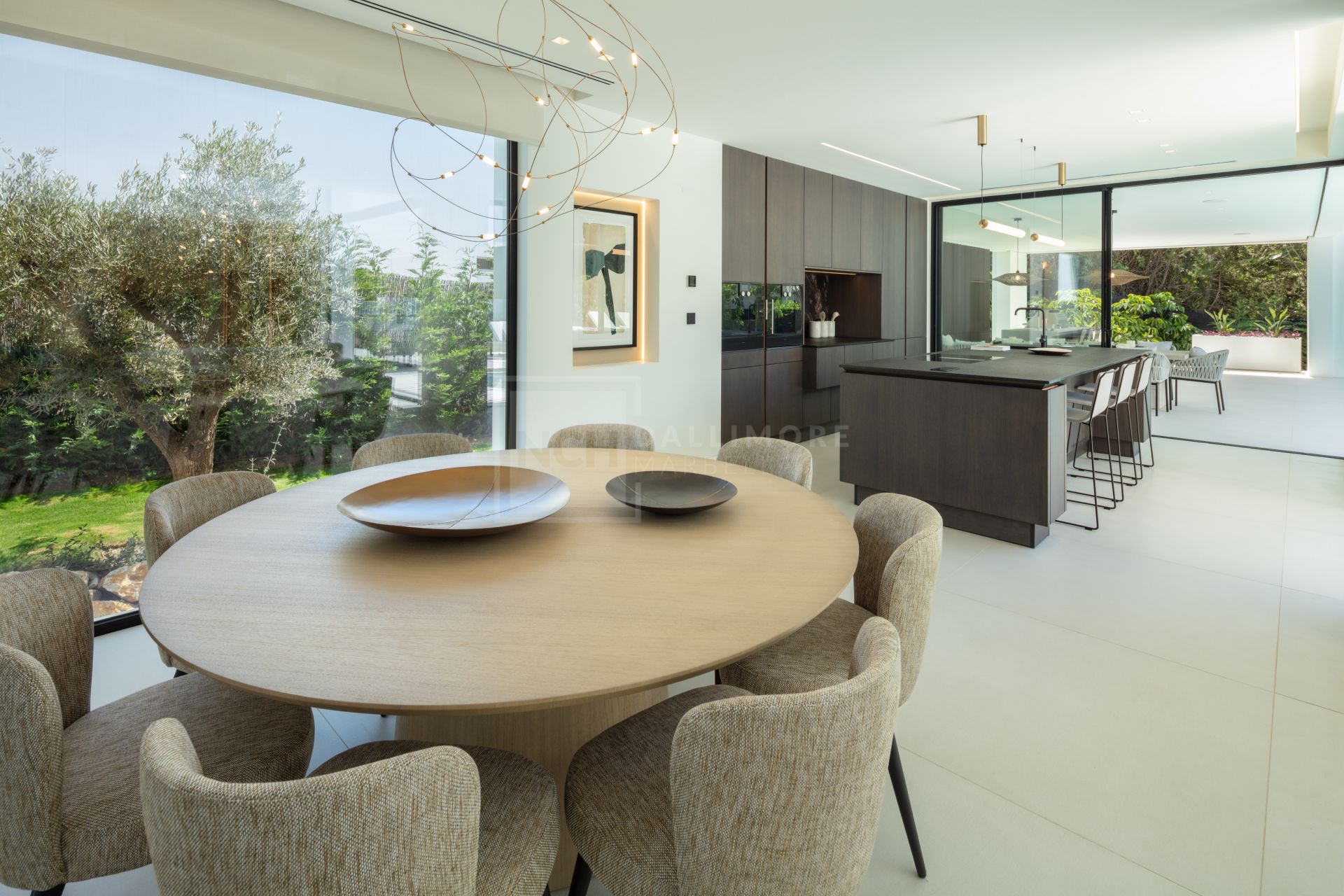 ELEGANTE VILLA DE 5 DORMITORIOS CON PISCINA PRIVADA, GIMNASIO Y SAUNA EN NUEVA ANDALUCÍA