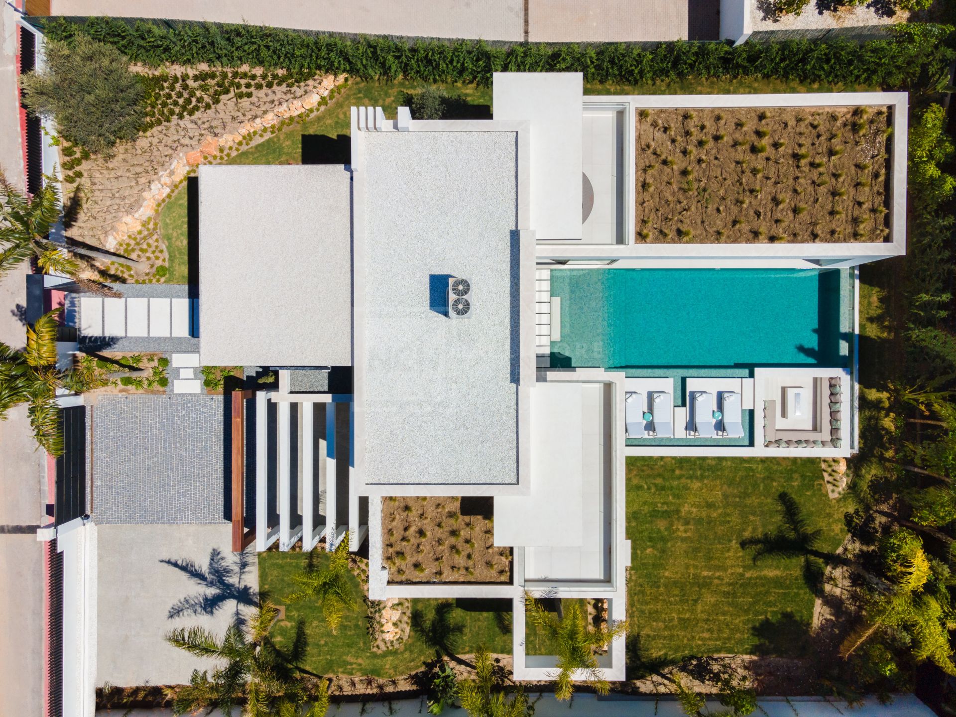 ELEGANTE VILLA DE 5 DORMITORIOS CON PISCINA PRIVADA, GIMNASIO Y SAUNA EN NUEVA ANDALUCÍA