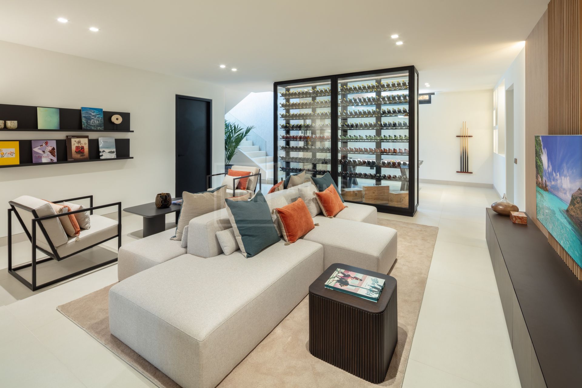 ELEGANTE VILLA DE 5 DORMITORIOS CON PISCINA PRIVADA, GIMNASIO Y SAUNA EN NUEVA ANDALUCÍA