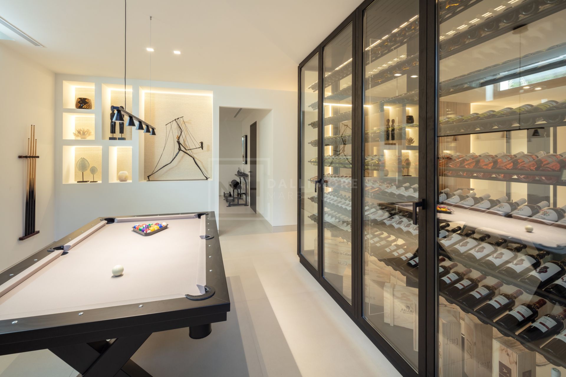 ELEGANTE VILLA DE 5 DORMITORIOS CON PISCINA PRIVADA, GIMNASIO Y SAUNA EN NUEVA ANDALUCÍA