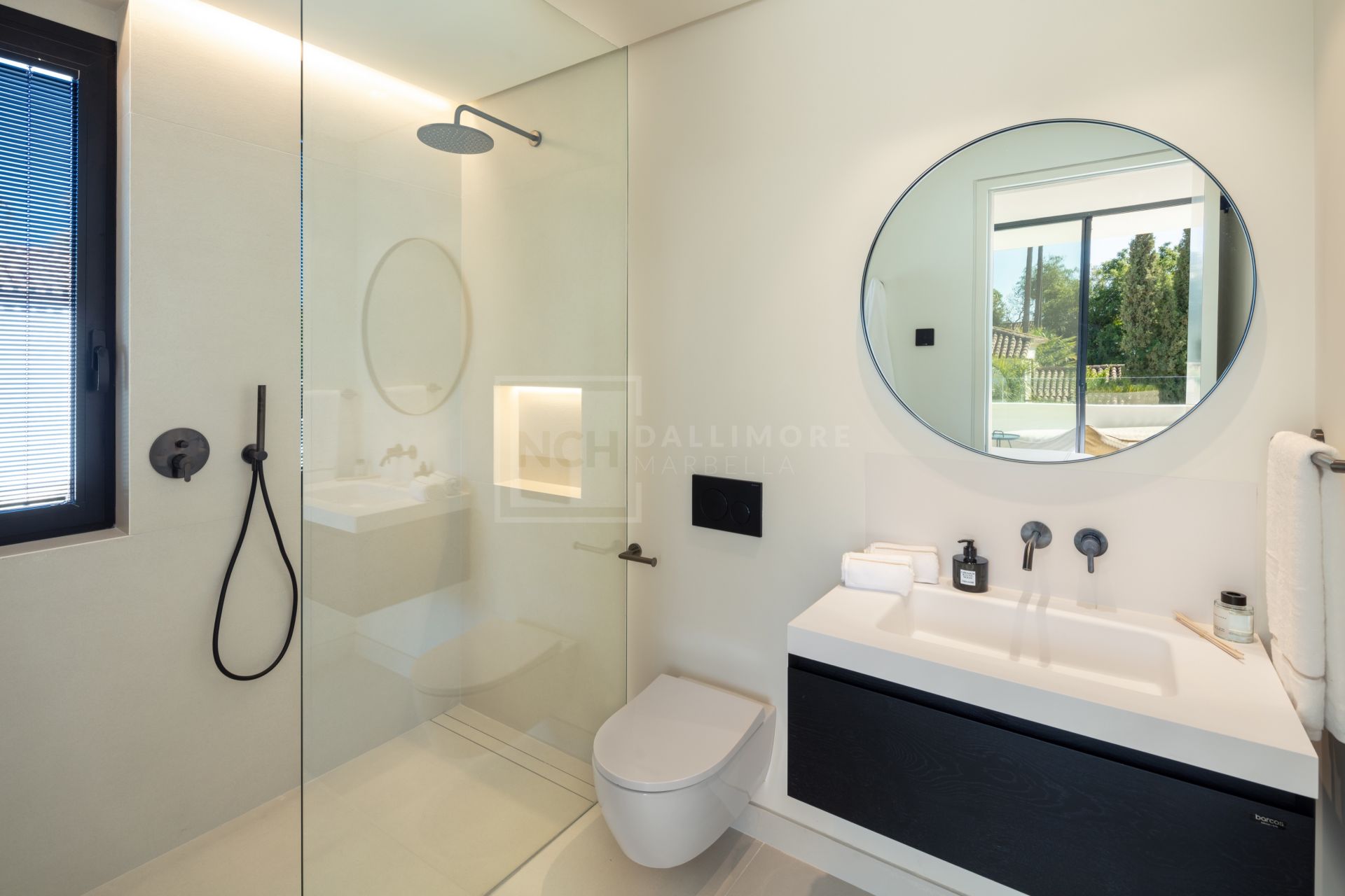 ELEGANTE VILLA DE 5 DORMITORIOS CON PISCINA PRIVADA, GIMNASIO Y SAUNA EN NUEVA ANDALUCÍA