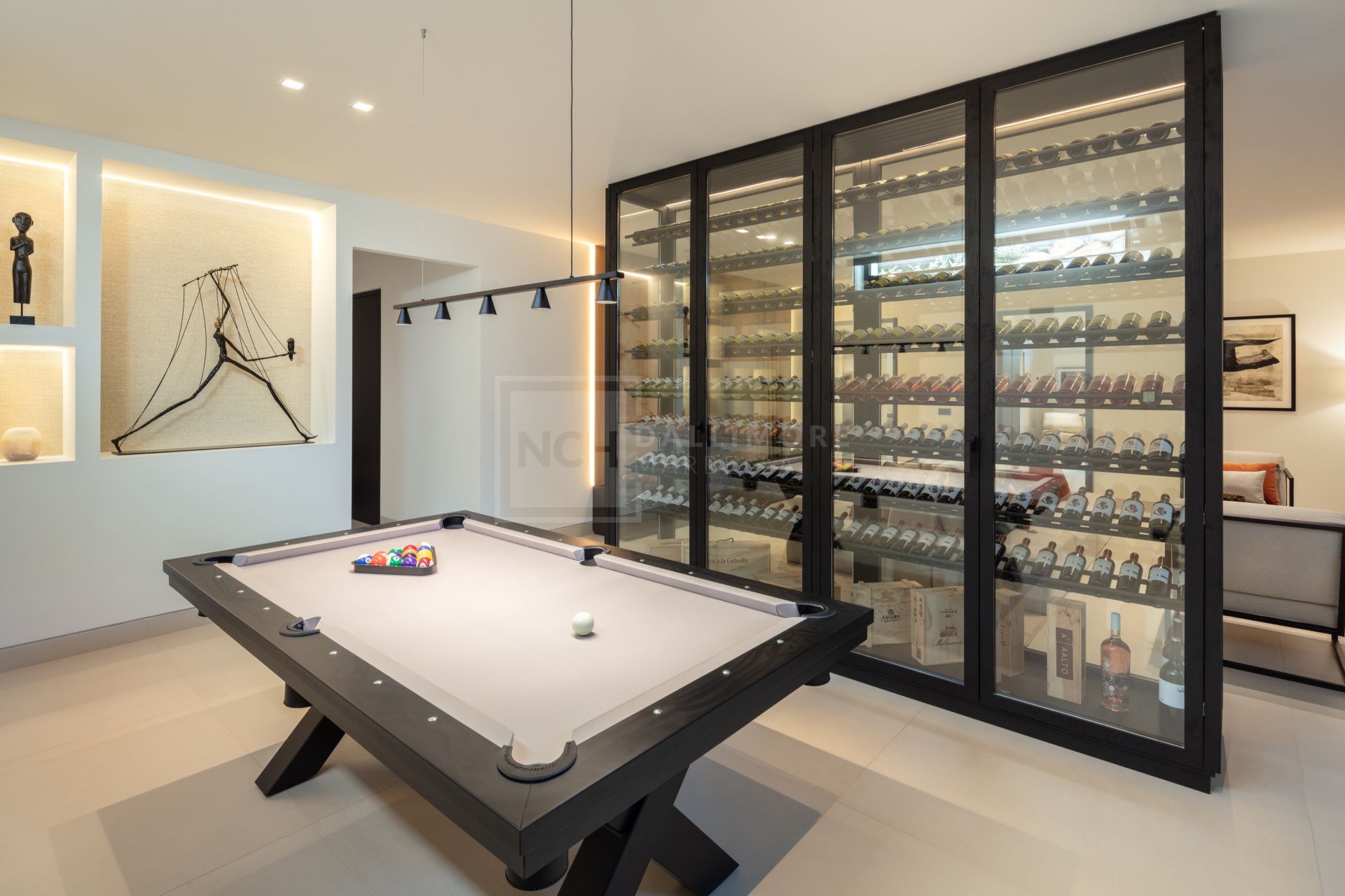ELEGANTE VILLA DE 5 DORMITORIOS CON PISCINA PRIVADA, GIMNASIO Y SAUNA EN NUEVA ANDALUCÍA