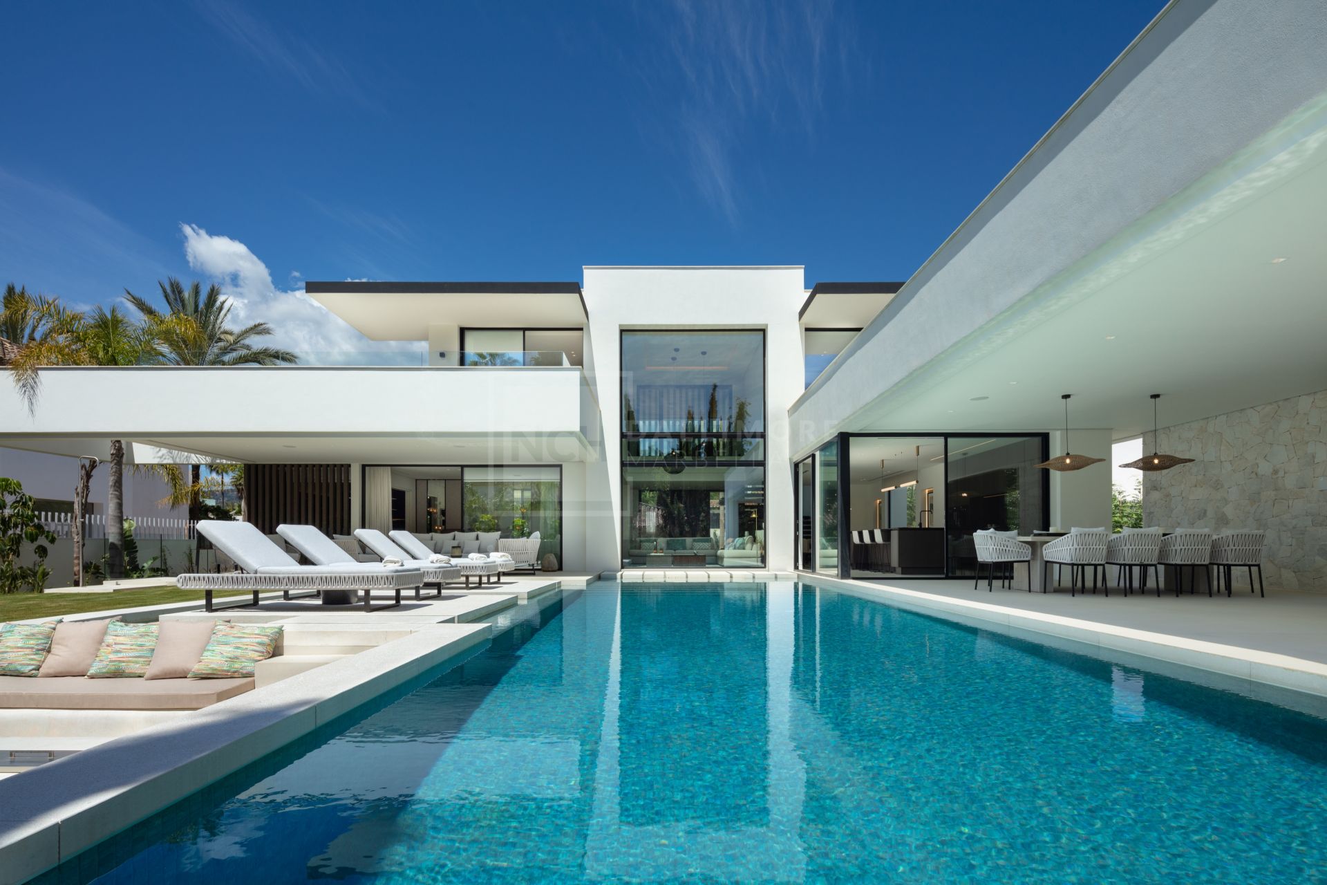 ELEGANTE VILLA DE 5 DORMITORIOS CON PISCINA PRIVADA, GIMNASIO Y SAUNA EN NUEVA ANDALUCÍA