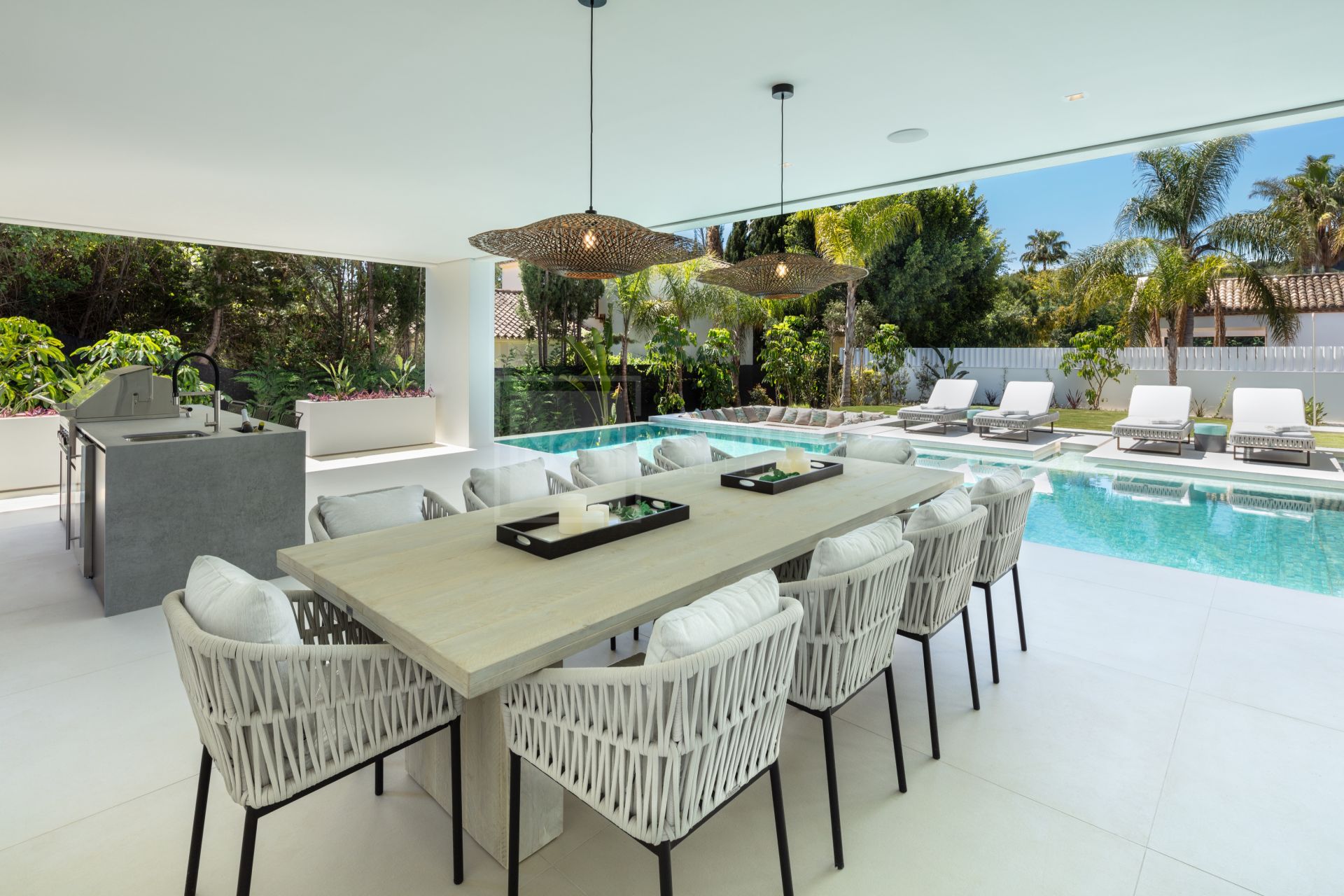 ELEGANTE VILLA DE 5 DORMITORIOS CON PISCINA PRIVADA, GIMNASIO Y SAUNA EN NUEVA ANDALUCÍA
