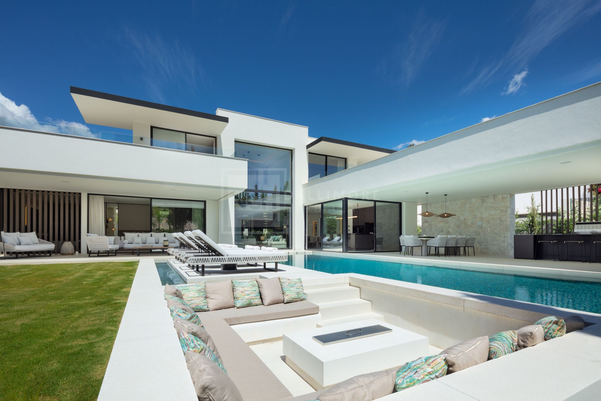 ELEGANTE VILLA DE 5 DORMITORIOS CON PISCINA PRIVADA, GIMNASIO Y SAUNA EN NUEVA ANDALUCÍA