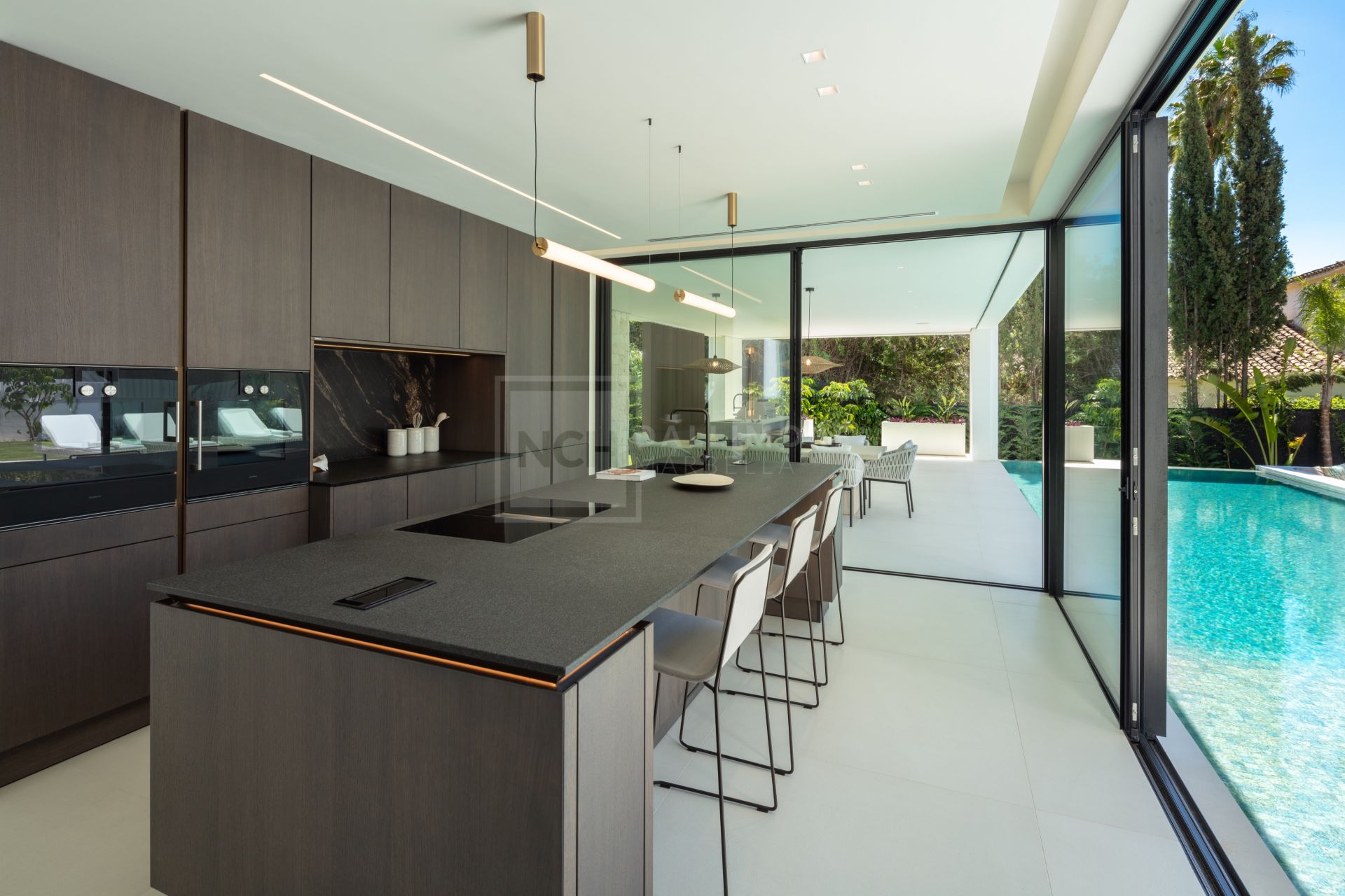 ELEGANTE VILLA DE 5 DORMITORIOS CON PISCINA PRIVADA, GIMNASIO Y SAUNA EN NUEVA ANDALUCÍA