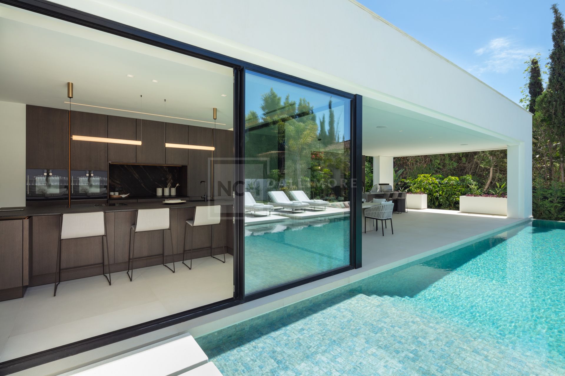 ELEGANTE VILLA DE 5 DORMITORIOS CON PISCINA PRIVADA, GIMNASIO Y SAUNA EN NUEVA ANDALUCÍA