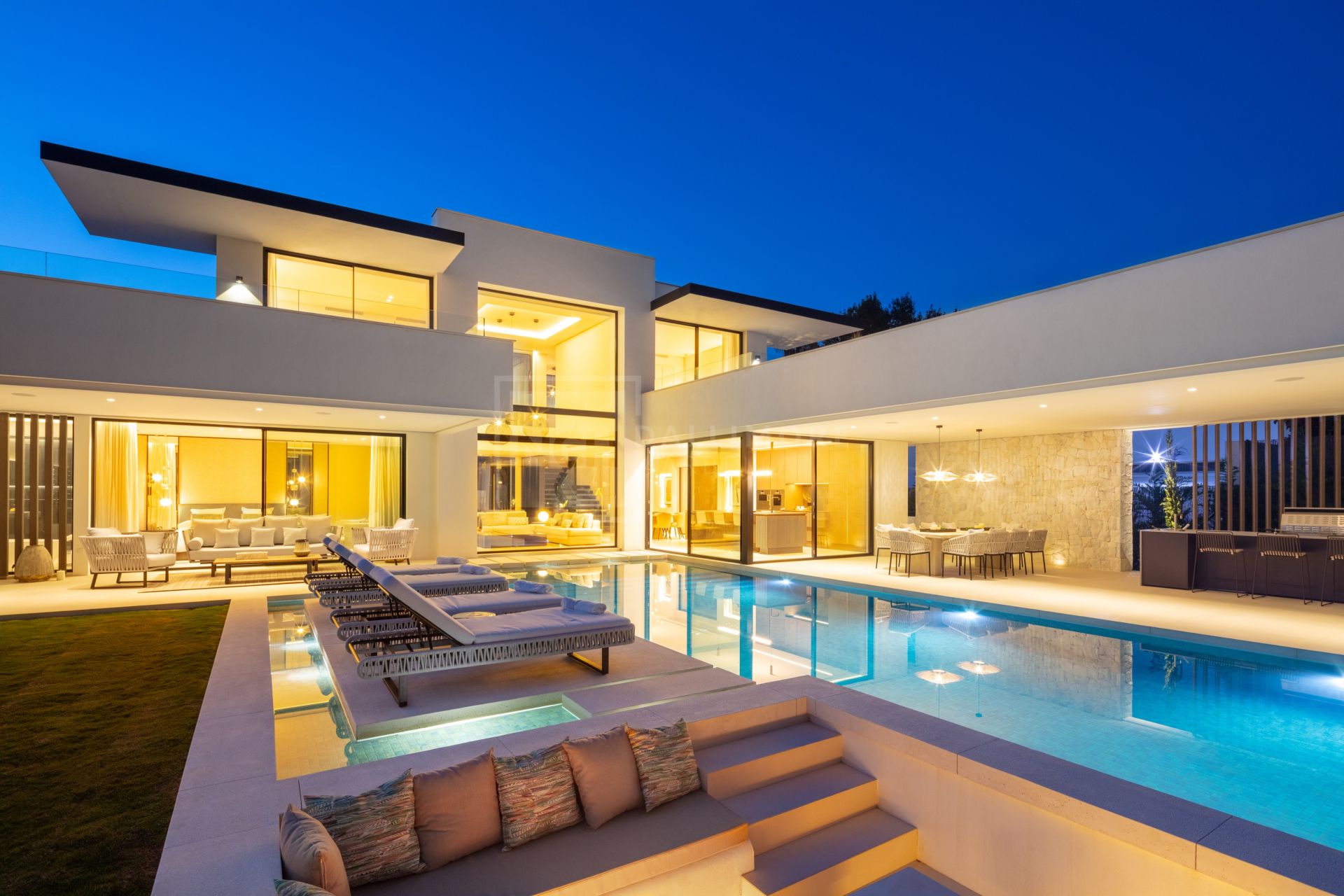 ELEGANTE VILLA DE 5 DORMITORIOS CON PISCINA PRIVADA, GIMNASIO Y SAUNA EN NUEVA ANDALUCÍA