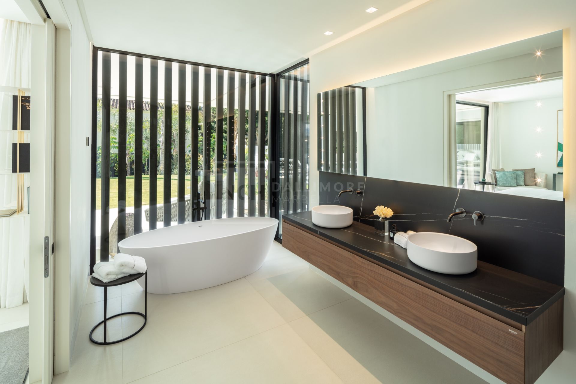 ELEGANTE VILLA DE 5 DORMITORIOS CON PISCINA PRIVADA, GIMNASIO Y SAUNA EN NUEVA ANDALUCÍA