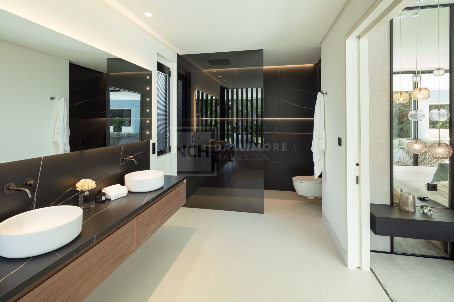 ELEGANTE VILLA DE 5 DORMITORIOS CON PISCINA PRIVADA, GIMNASIO Y SAUNA EN NUEVA ANDALUCÍA