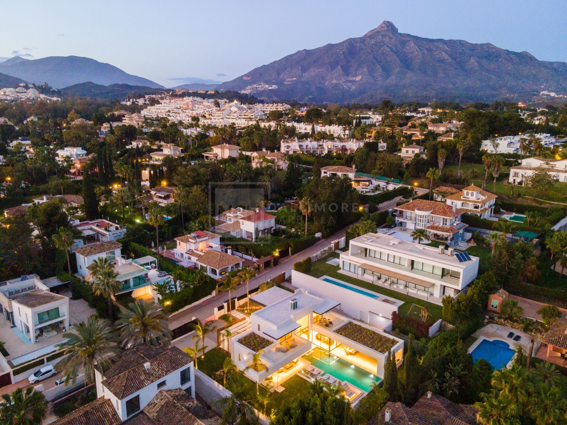 ELEGANTE VILLA DE 5 DORMITORIOS CON PISCINA PRIVADA, GIMNASIO Y SAUNA EN NUEVA ANDALUCÍA