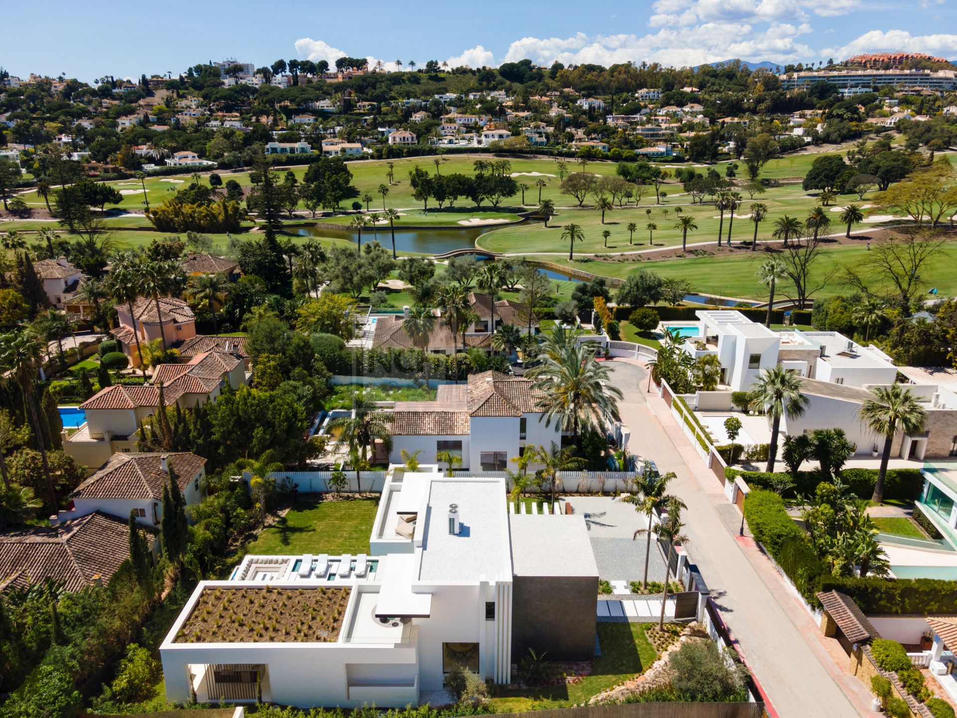 ELEGANTE VILLA DE 5 DORMITORIOS CON PISCINA PRIVADA, GIMNASIO Y SAUNA EN NUEVA ANDALUCÍA