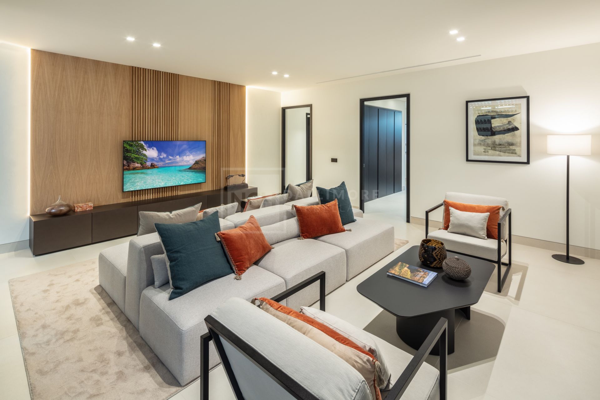 ELEGANTE VILLA DE 5 DORMITORIOS CON PISCINA PRIVADA, GIMNASIO Y SAUNA EN NUEVA ANDALUCÍA