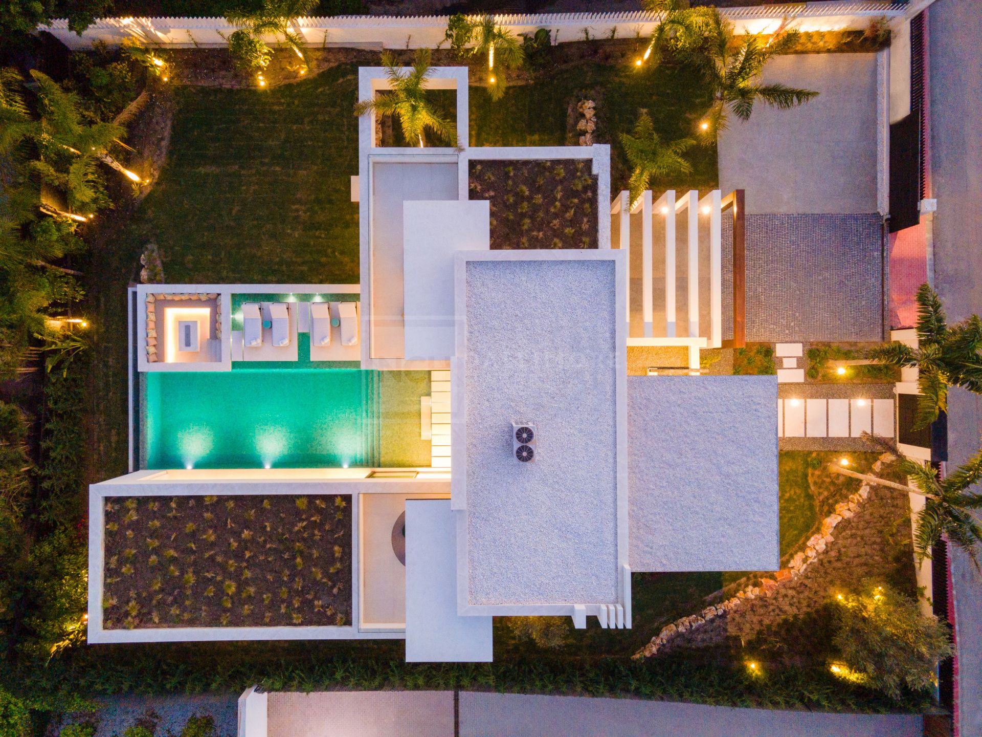 ELEGANTE VILLA DE 5 DORMITORIOS CON PISCINA PRIVADA, GIMNASIO Y SAUNA EN NUEVA ANDALUCÍA