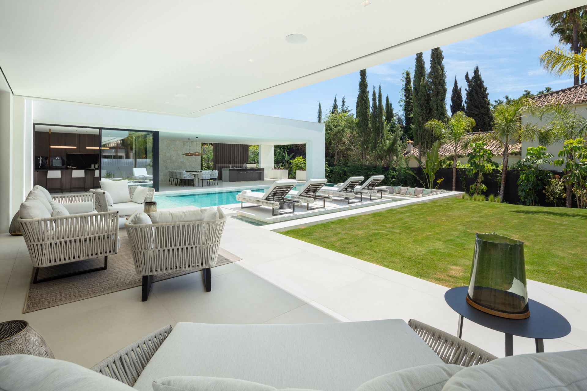 ELEGANTE VILLA DE 5 DORMITORIOS CON PISCINA PRIVADA, GIMNASIO Y SAUNA EN NUEVA ANDALUCÍA