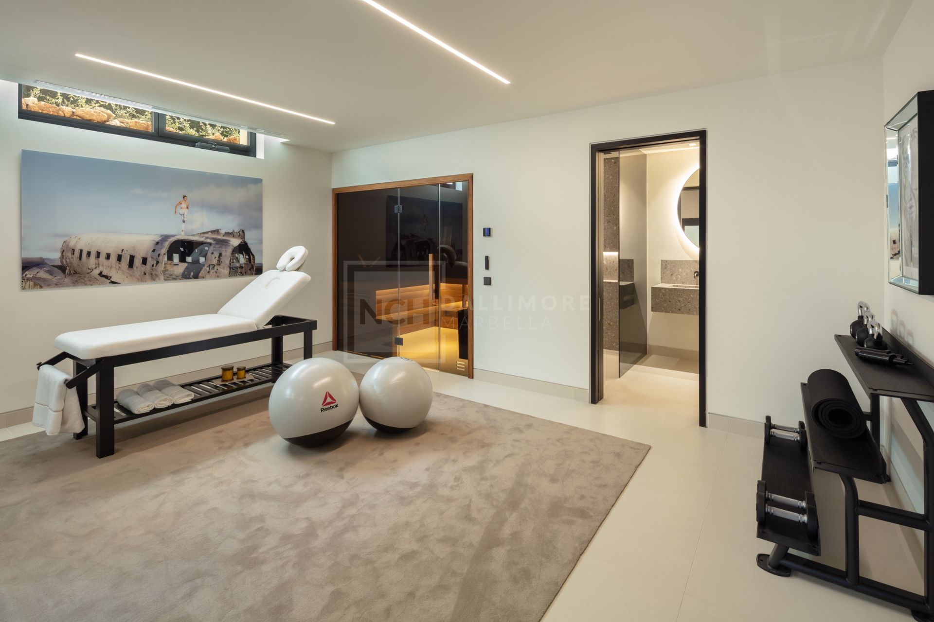 ELEGANTE VILLA DE 5 DORMITORIOS CON PISCINA PRIVADA, GIMNASIO Y SAUNA EN NUEVA ANDALUCÍA