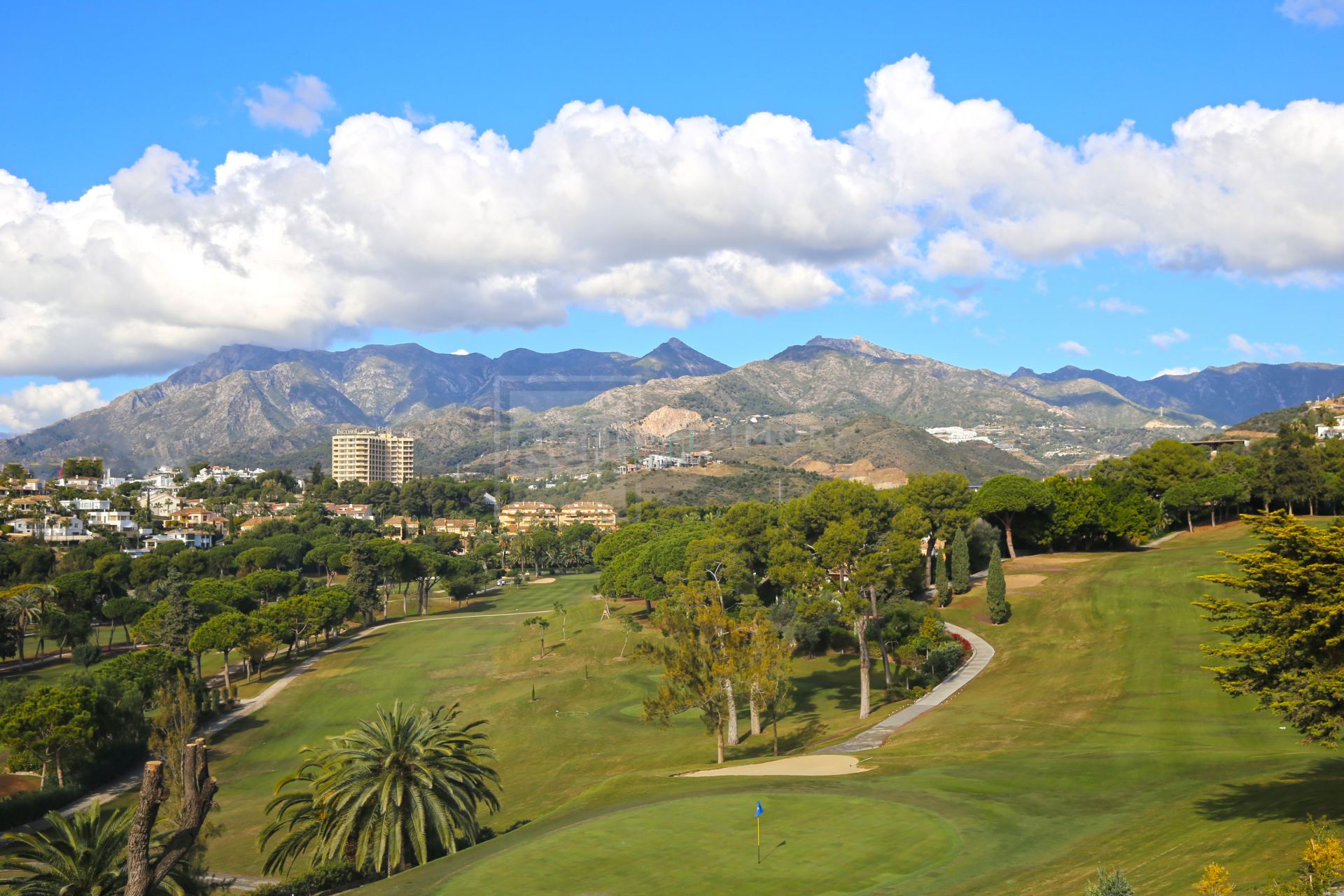 ELEVATED GROUND FLOOR APARTMENT ON MARBELLA'S GOLDEN MILE