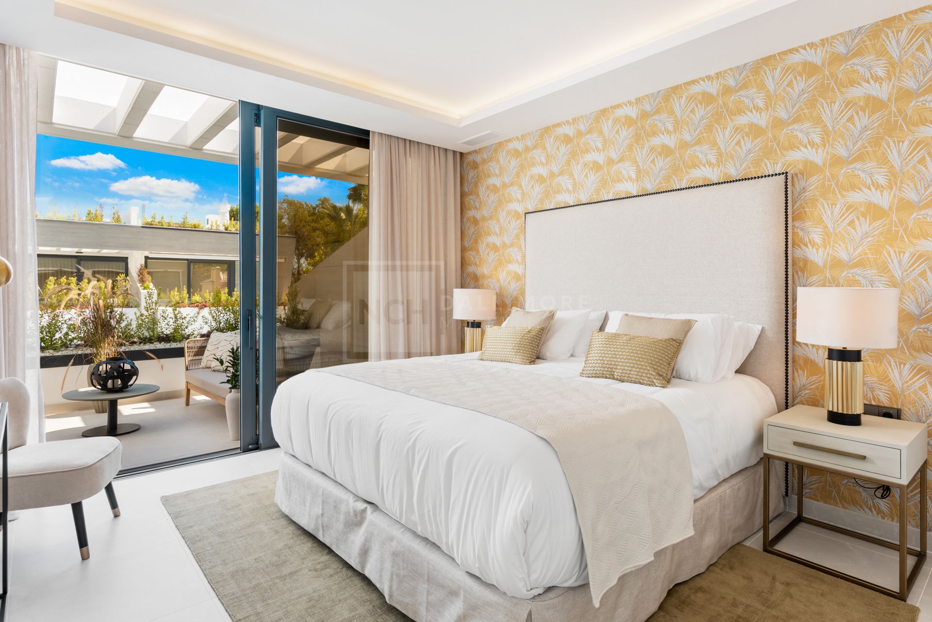 LUJOSA CASA ADOSADA JUNTO A LA PLAYA EN BANUS BAY – VIDA MODERNA A SOLO 150M DEL MAR
